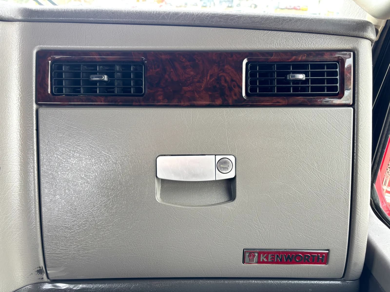 2020 Kenworth T800 — photo 19