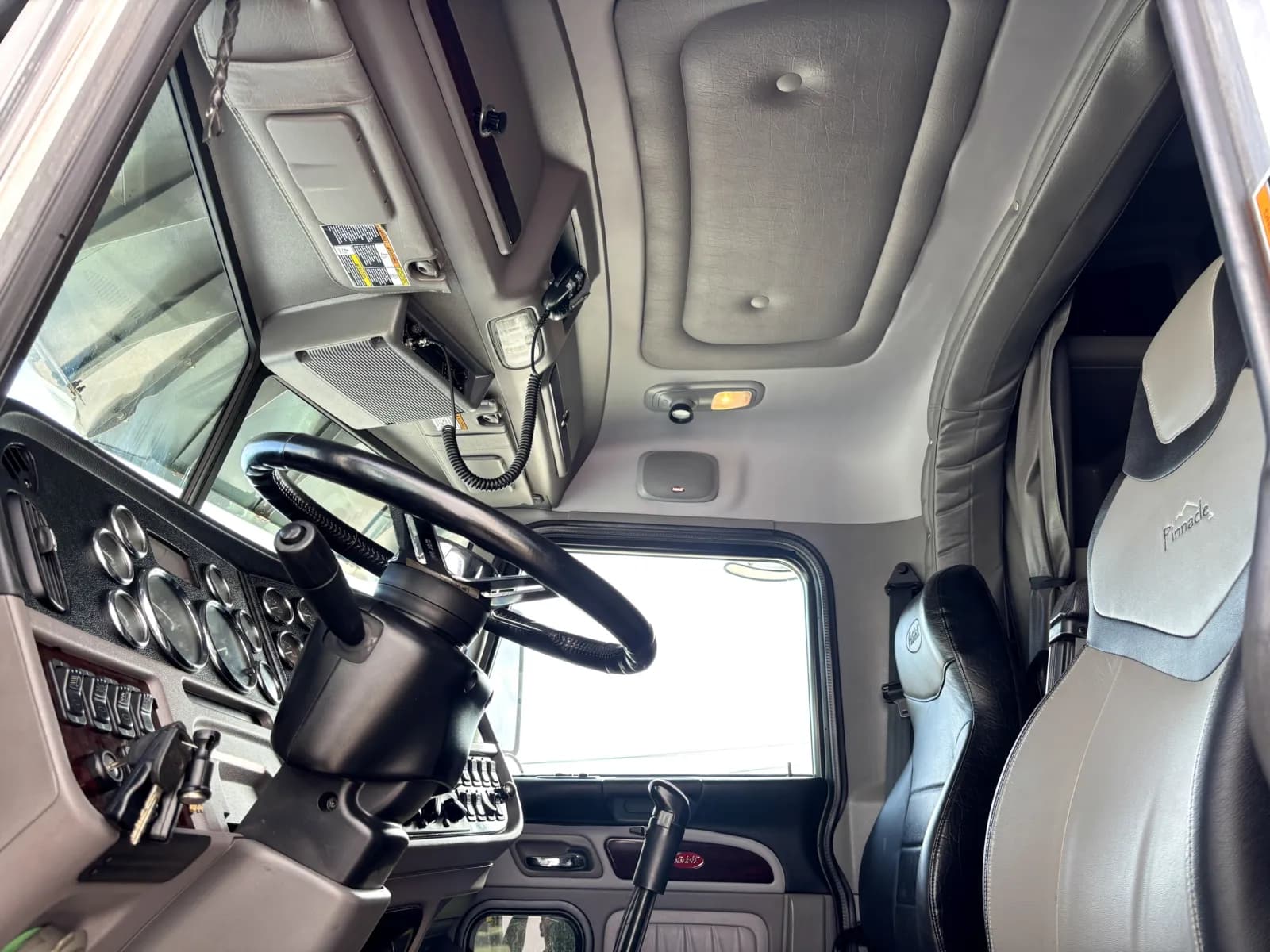 2017 Peterbilt 389 — photo 14