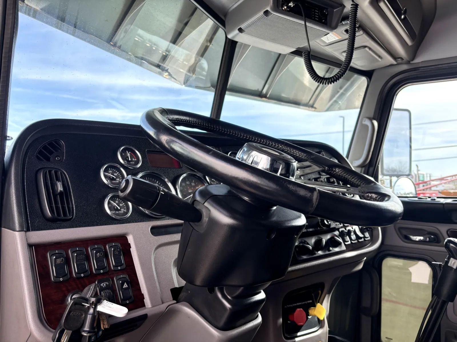 2017 Peterbilt 389 — photo 15