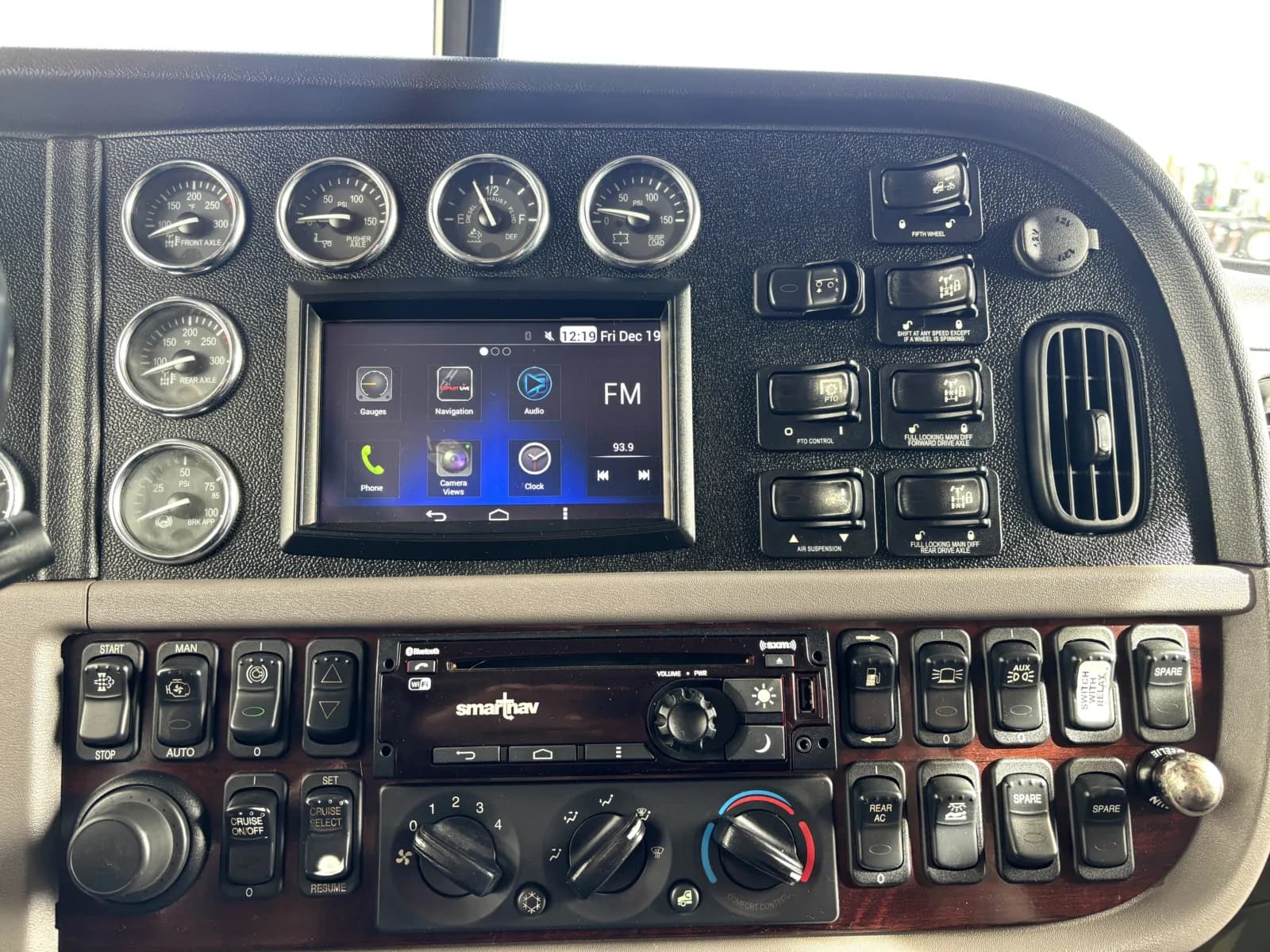 2017 Peterbilt 389 — photo 18