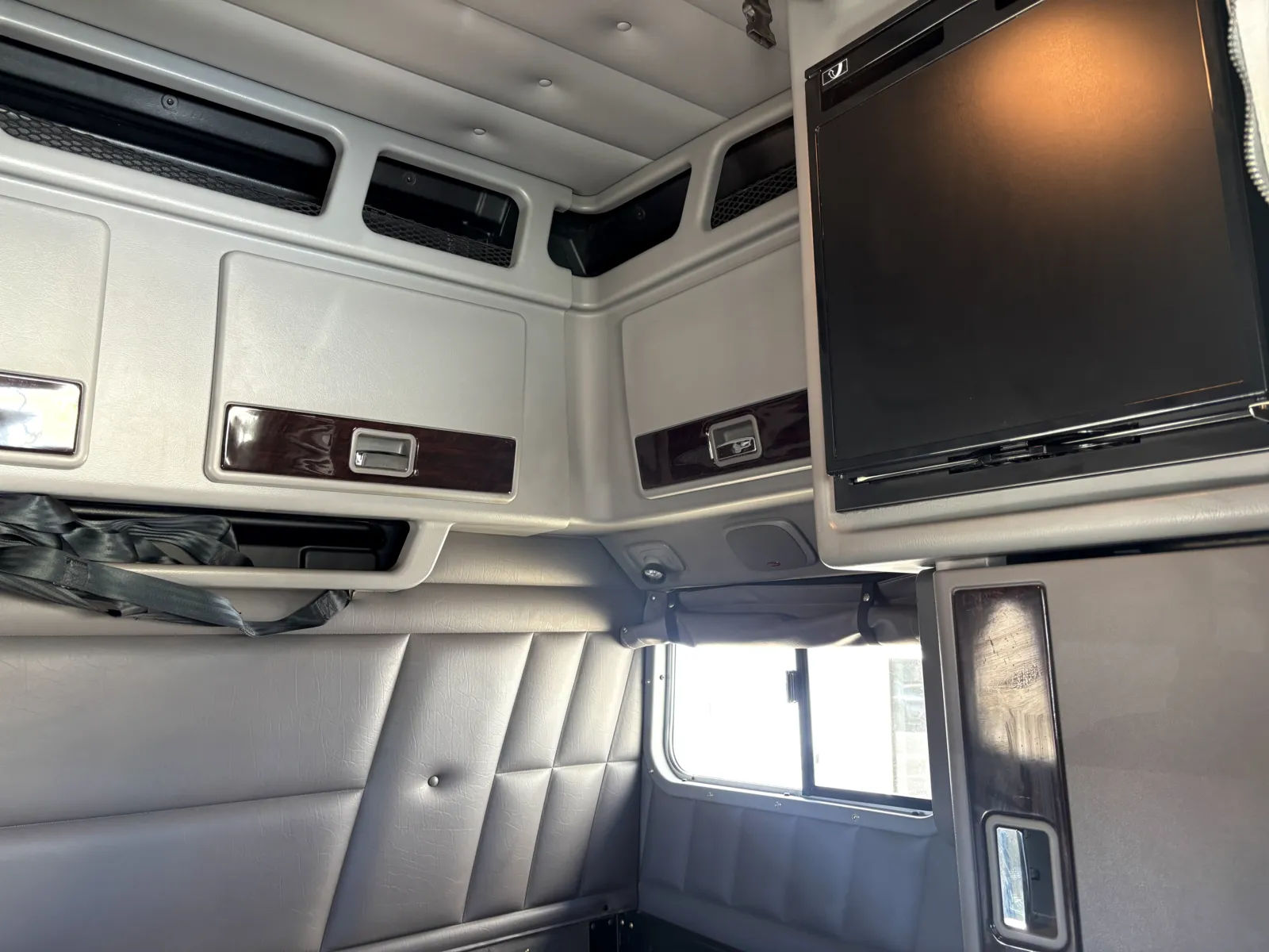 2022 Peterbilt 389 — photo 24