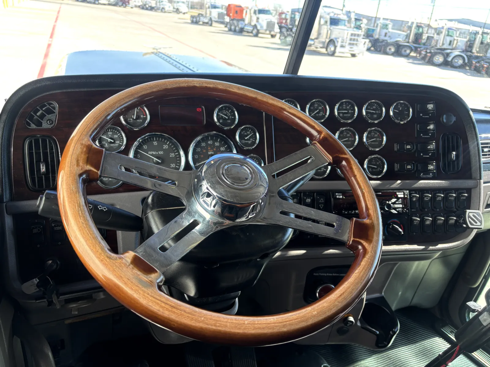 2016 Peterbilt 389 — photo 16