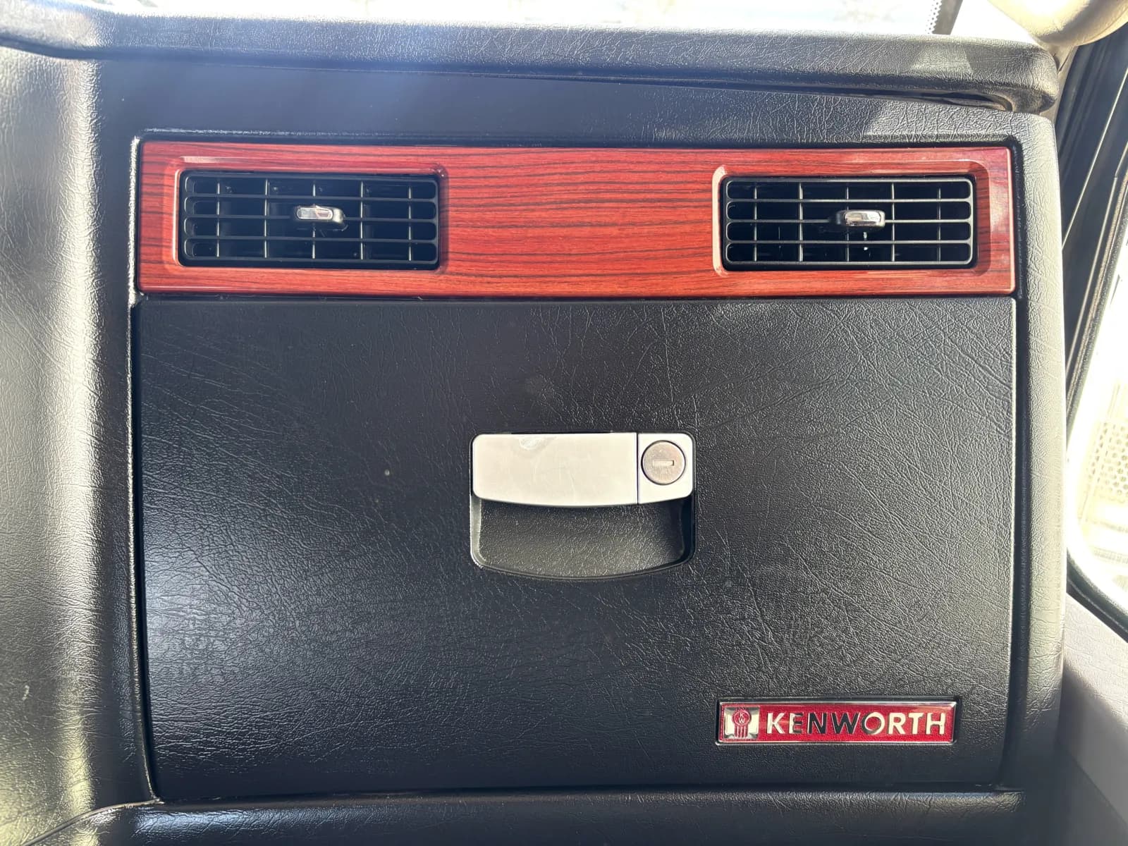 2009 Kenworth T800 — photo 18