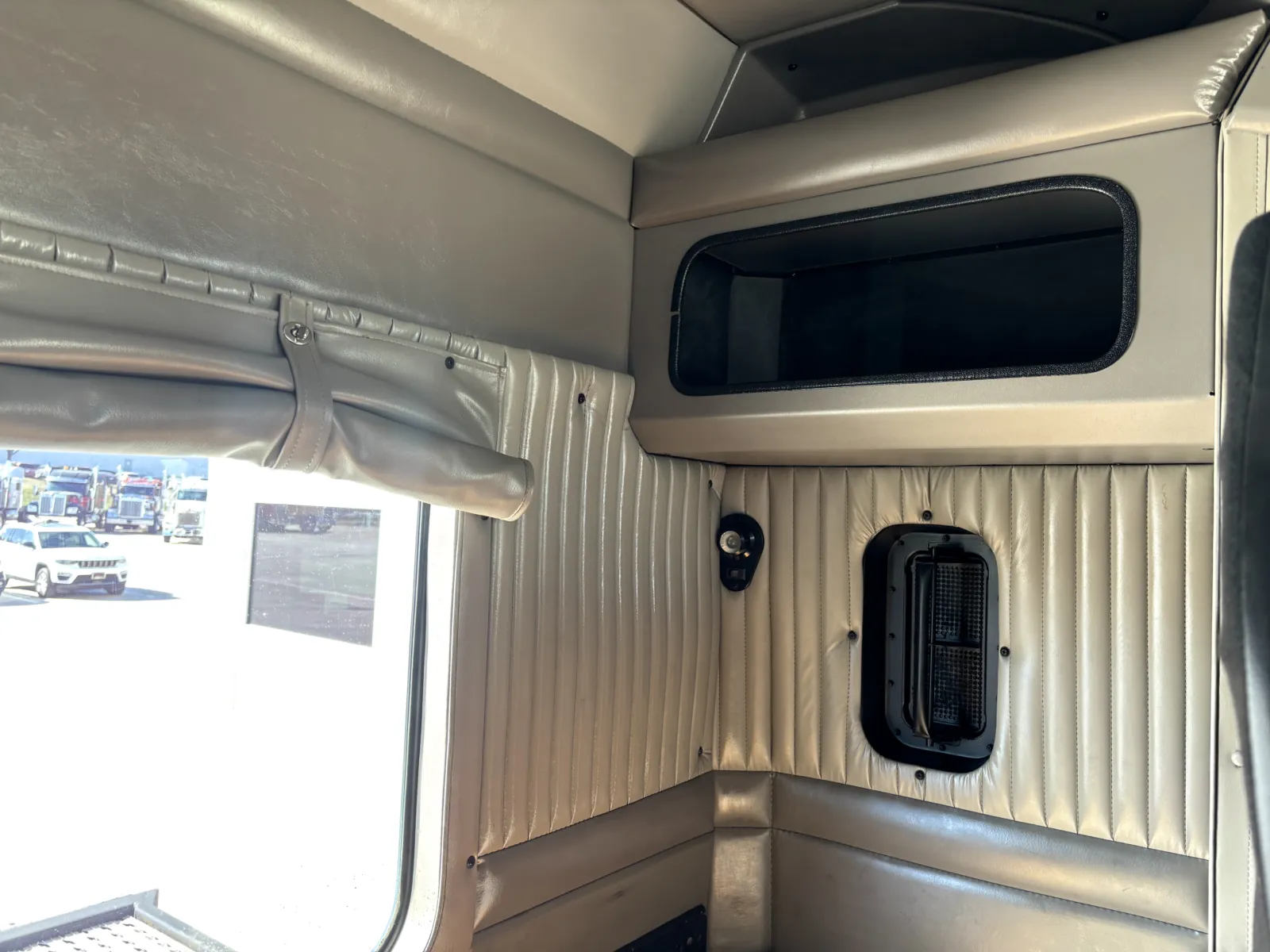 2009 Kenworth T800 — photo 23