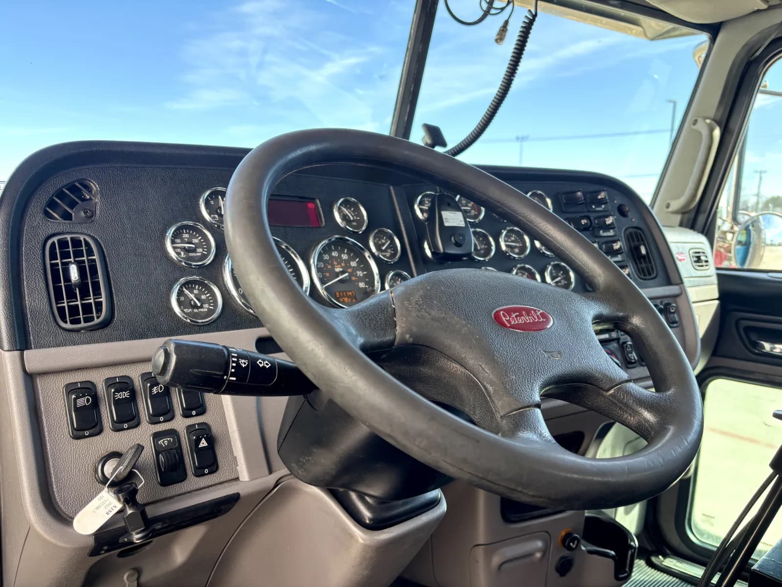 2022 Peterbilt 389 — photo 15