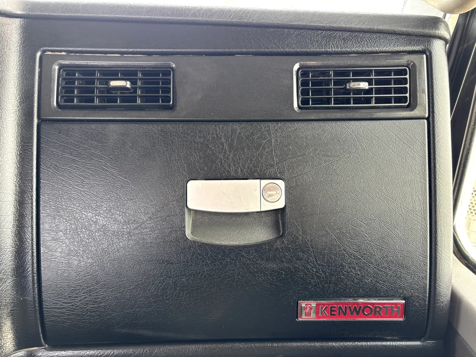 2012 Kenworth T800 — photo 18