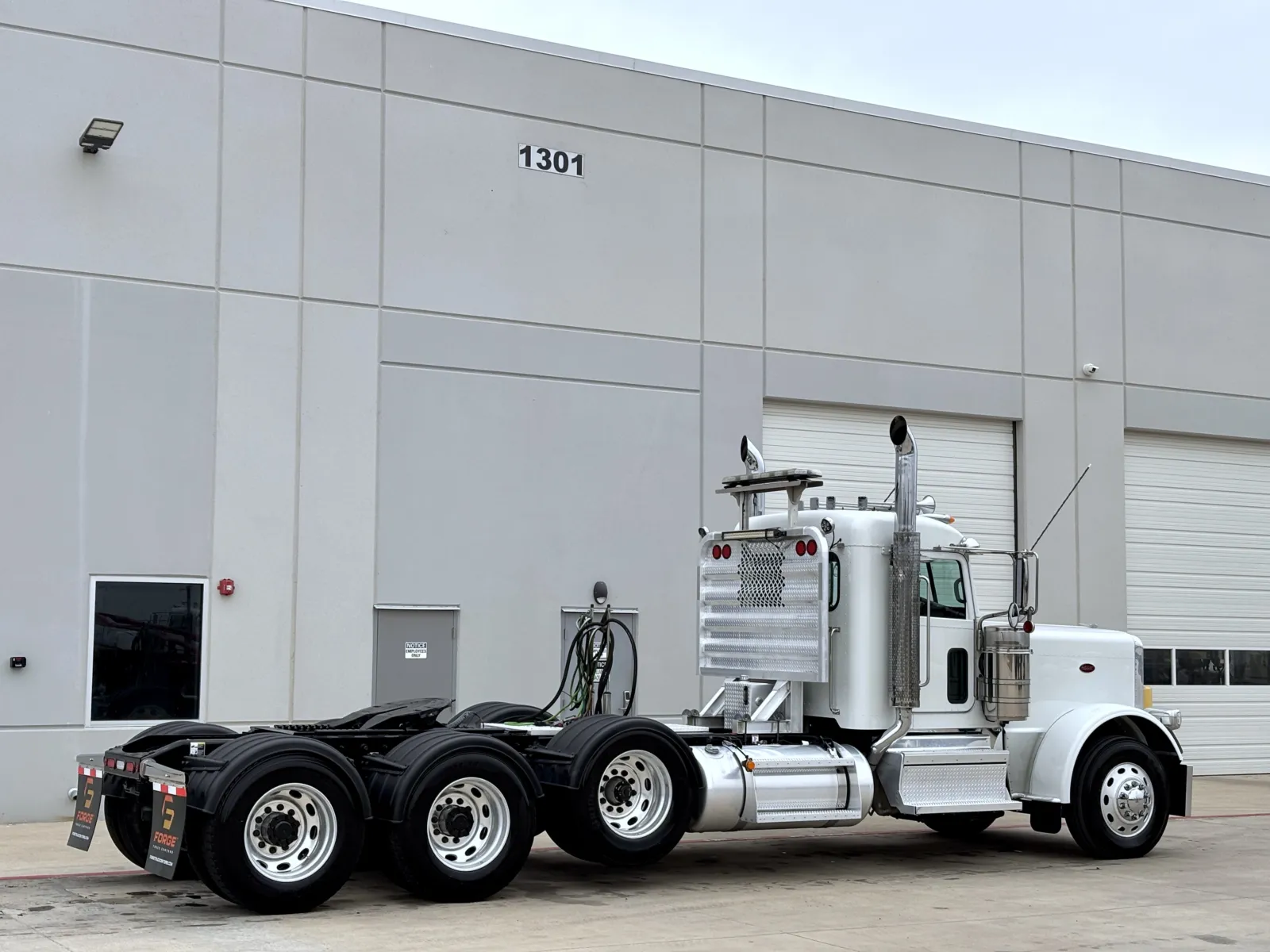 2023 Peterbilt 389 — photo 5