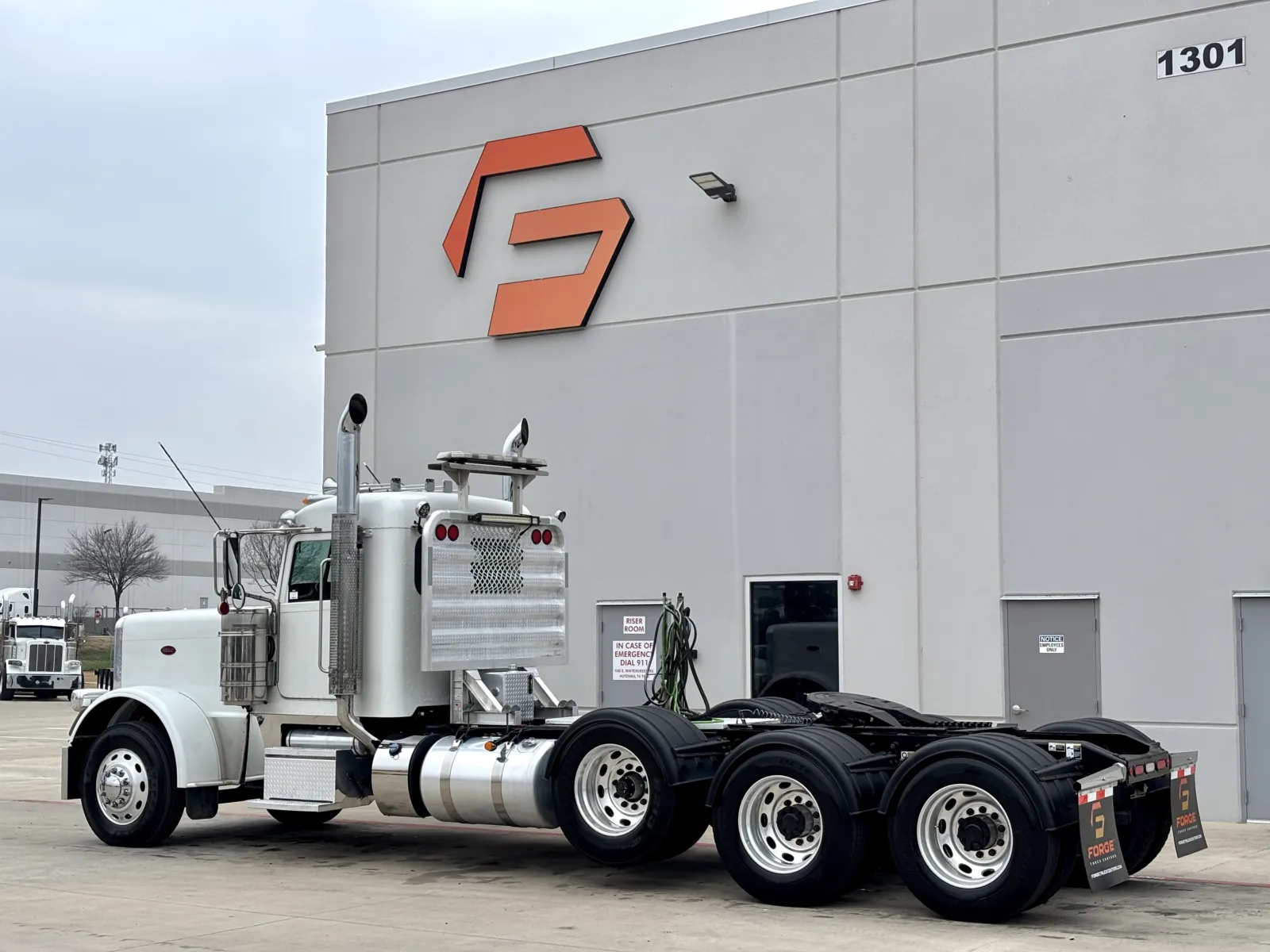 2023 Peterbilt 389 — photo 6