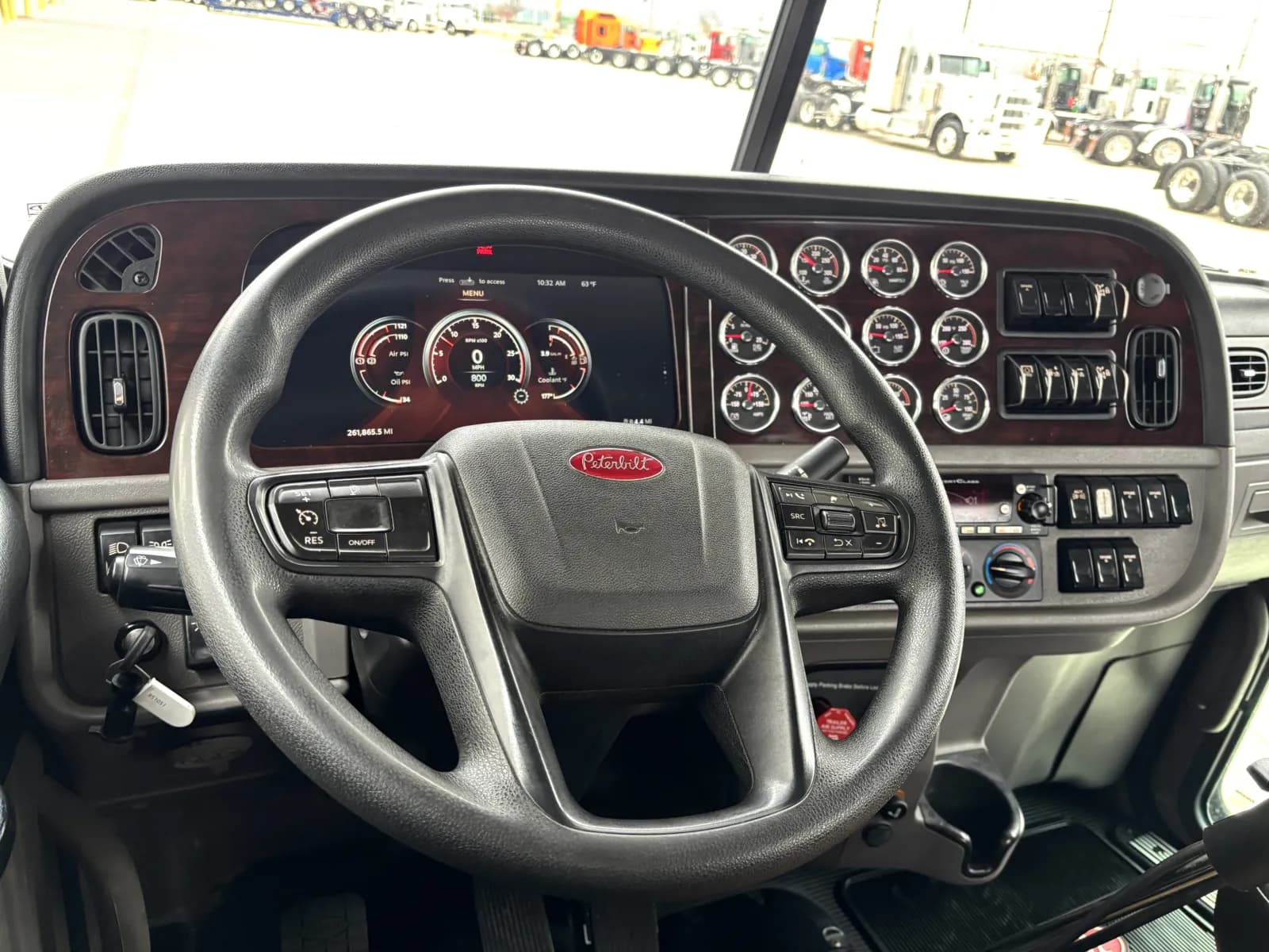 2023 Peterbilt 389 — photo 16