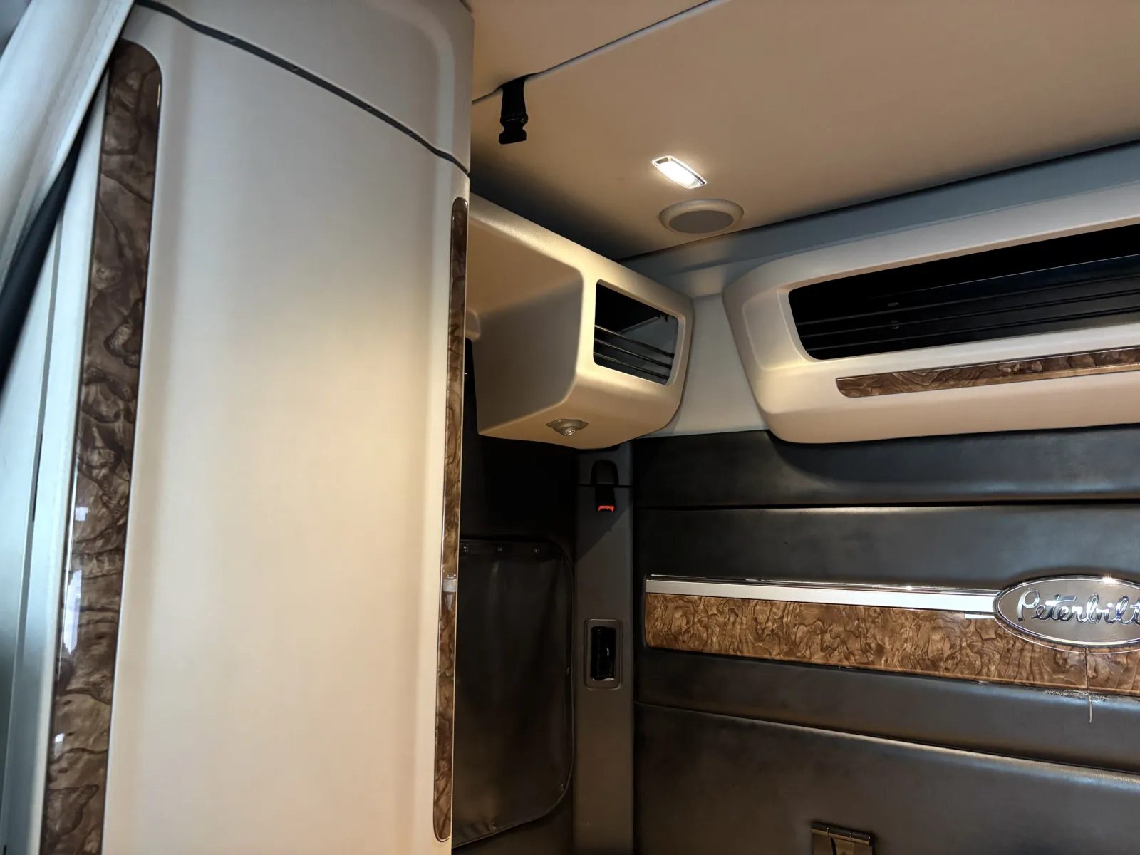 2025 Peterbilt 589 — photo 22