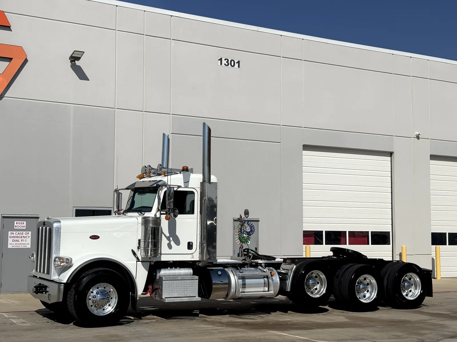 2023 Peterbilt 389 — photo 2