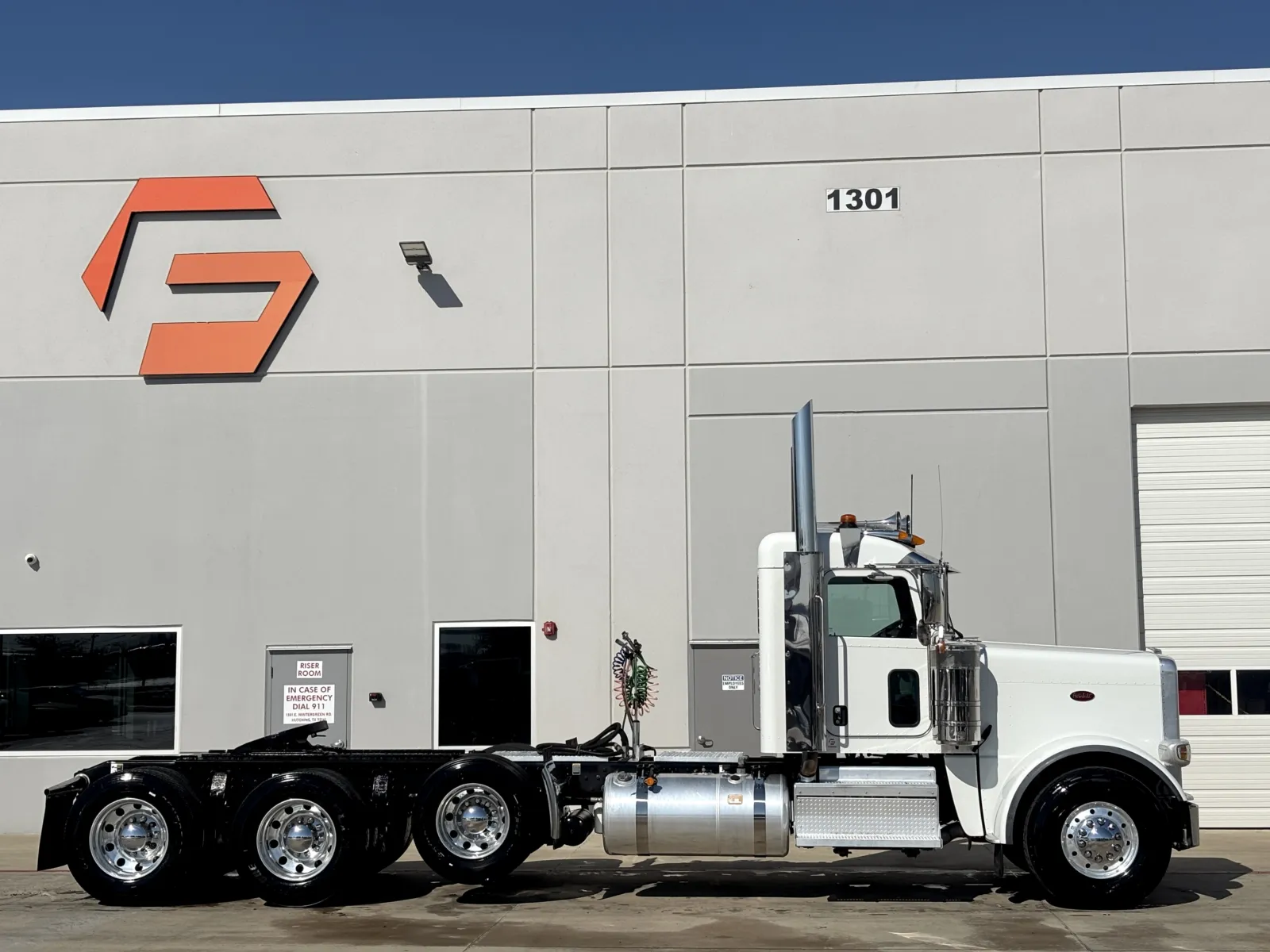 2023 Peterbilt 389 — photo 3
