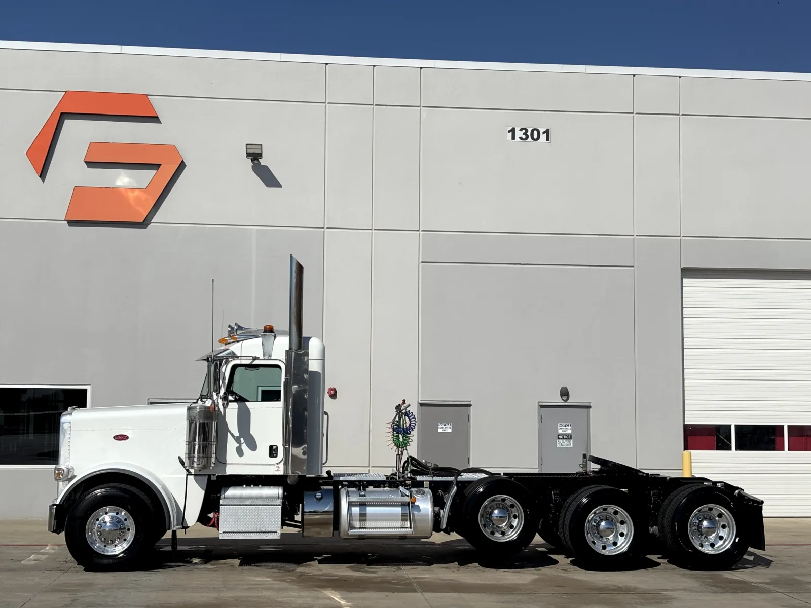 2023 Peterbilt 389 — photo 4