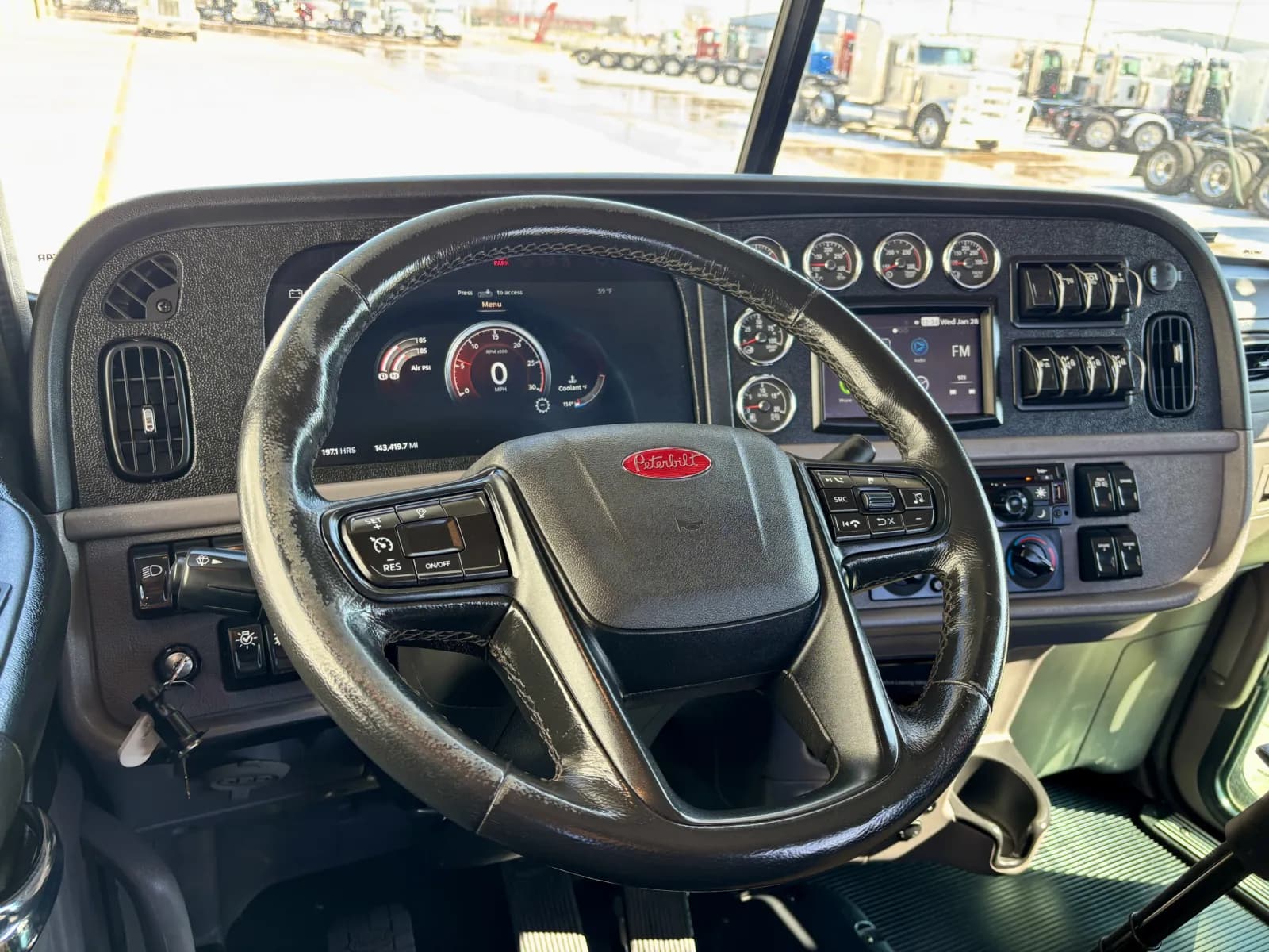 2023 Peterbilt 389 — photo 16