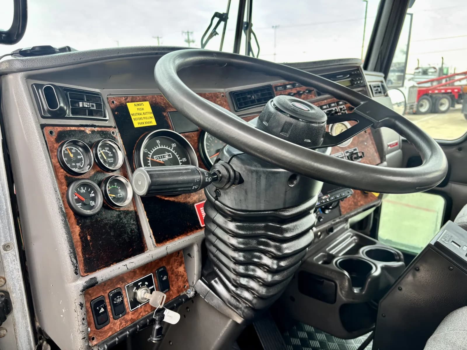 2005 Kenworth T800 — photo 15