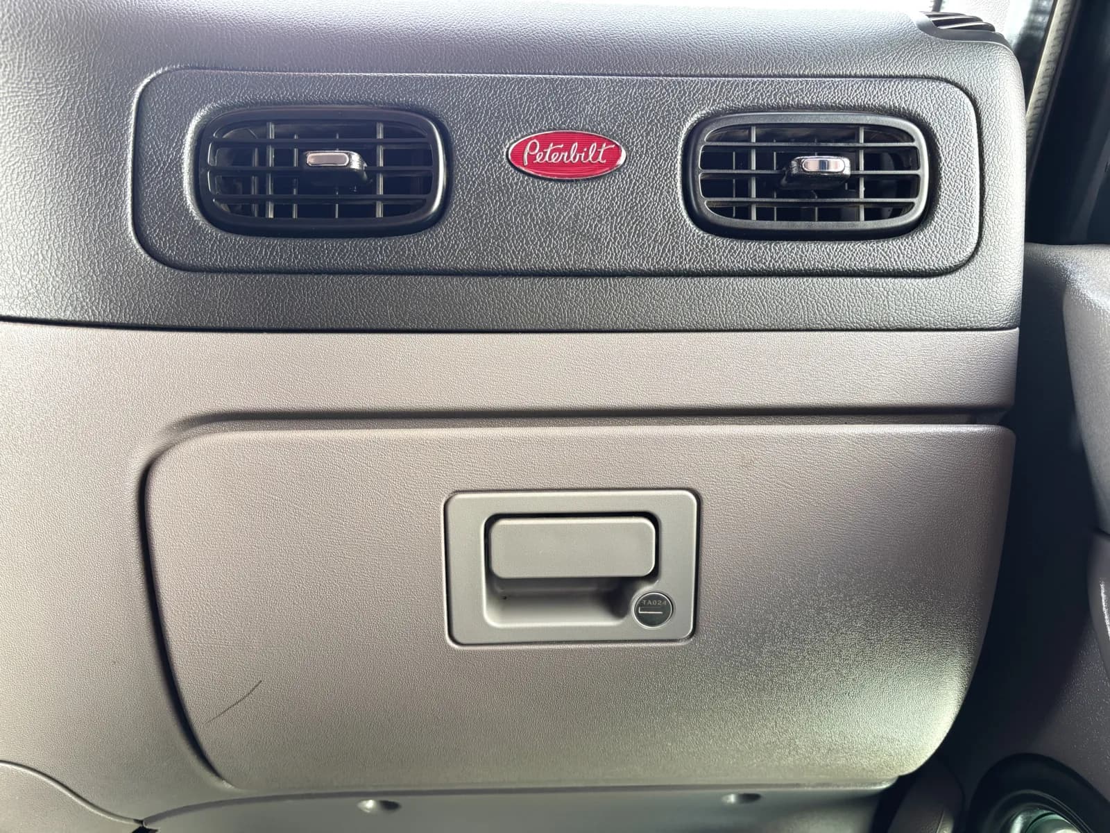 2024 Peterbilt 389 — photo 19