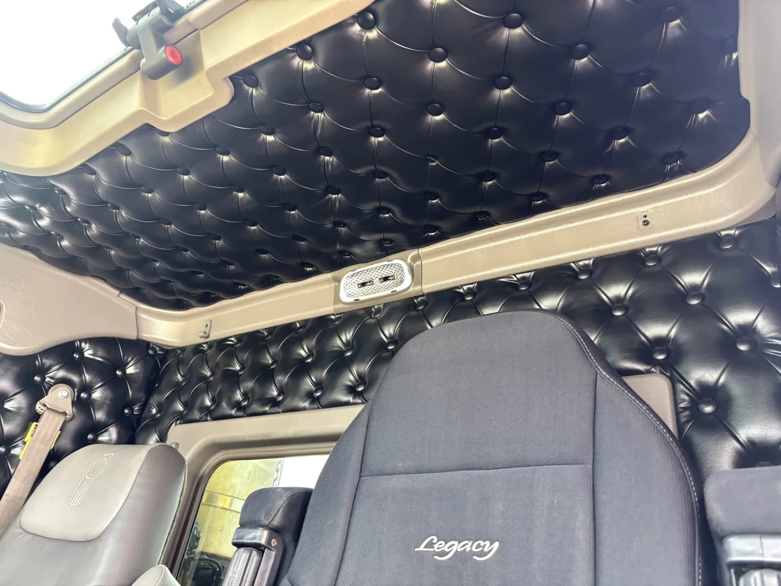 2010 Kenworth T800 — photo 23