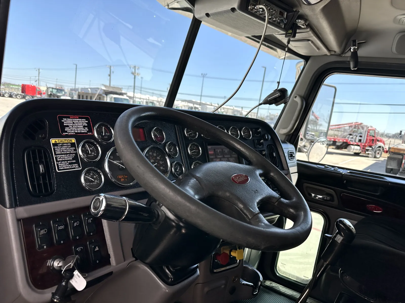 2016 Peterbilt 389 — photo 15