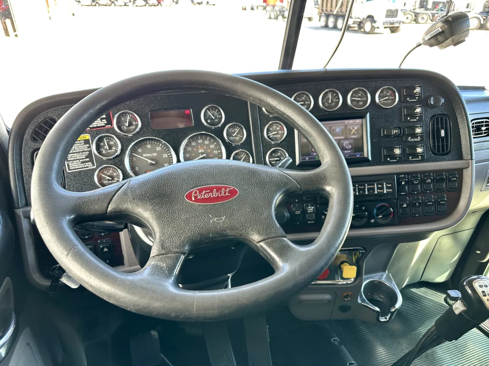 2016 Peterbilt 389 — photo 16