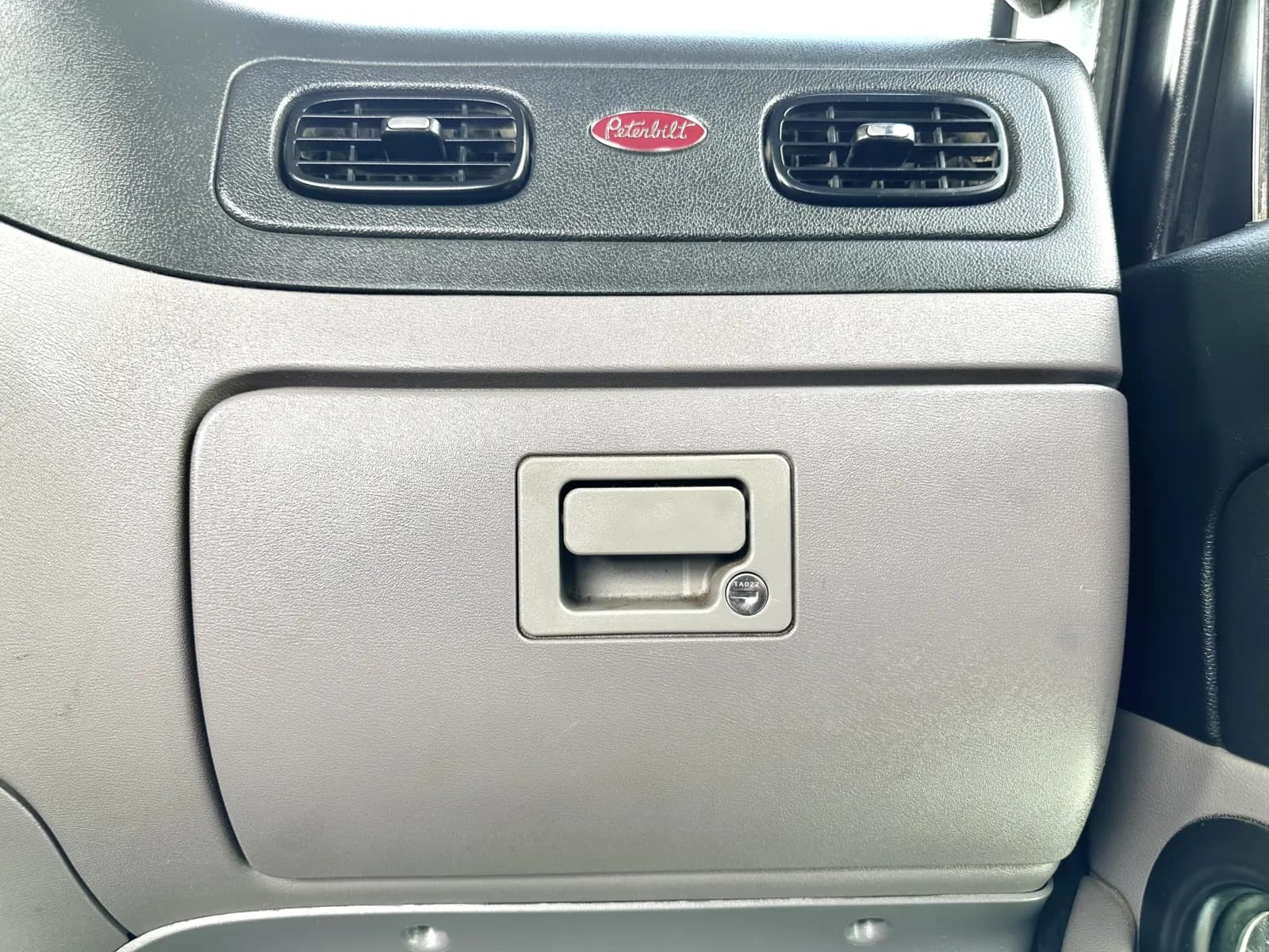 2018 Peterbilt 389 — photo 19