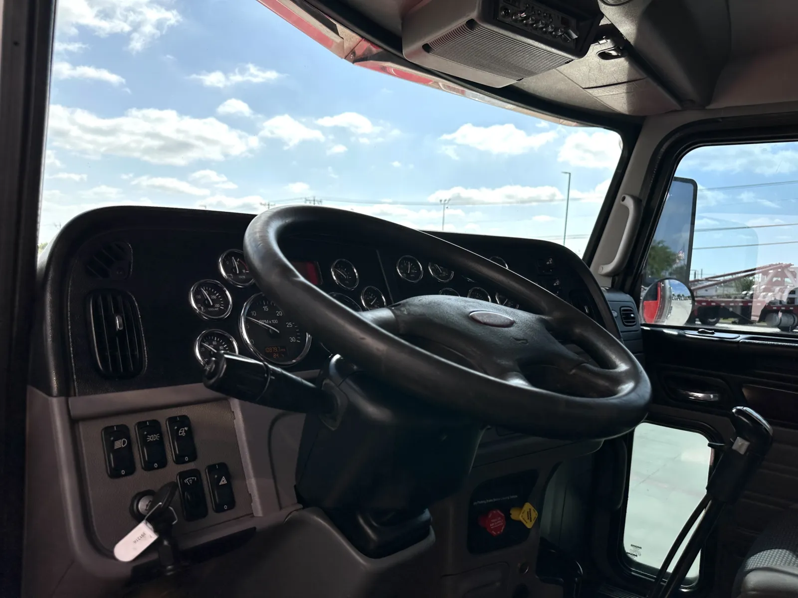 2017 Peterbilt 389 — photo 15