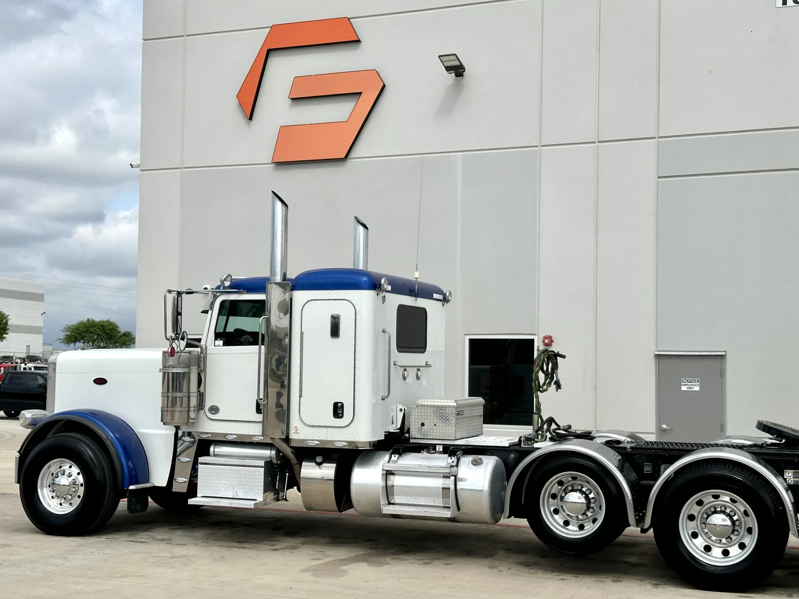 2022 Peterbilt 389 — photo 8