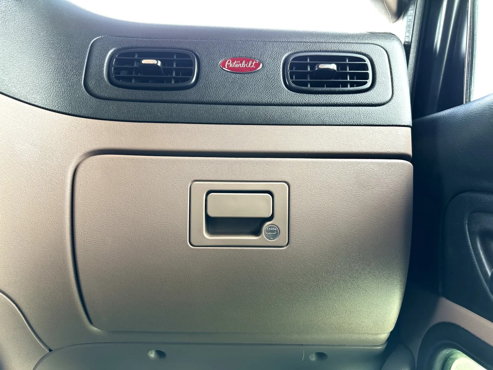 2022 Peterbilt 389 — photo 19