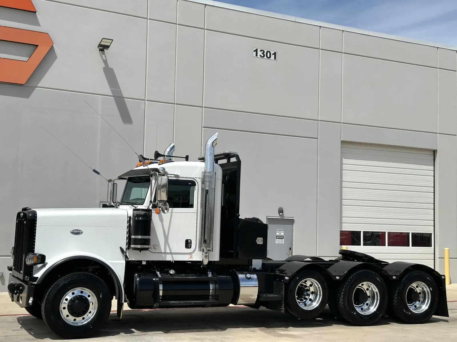 2022 Peterbilt 389 — photo 2