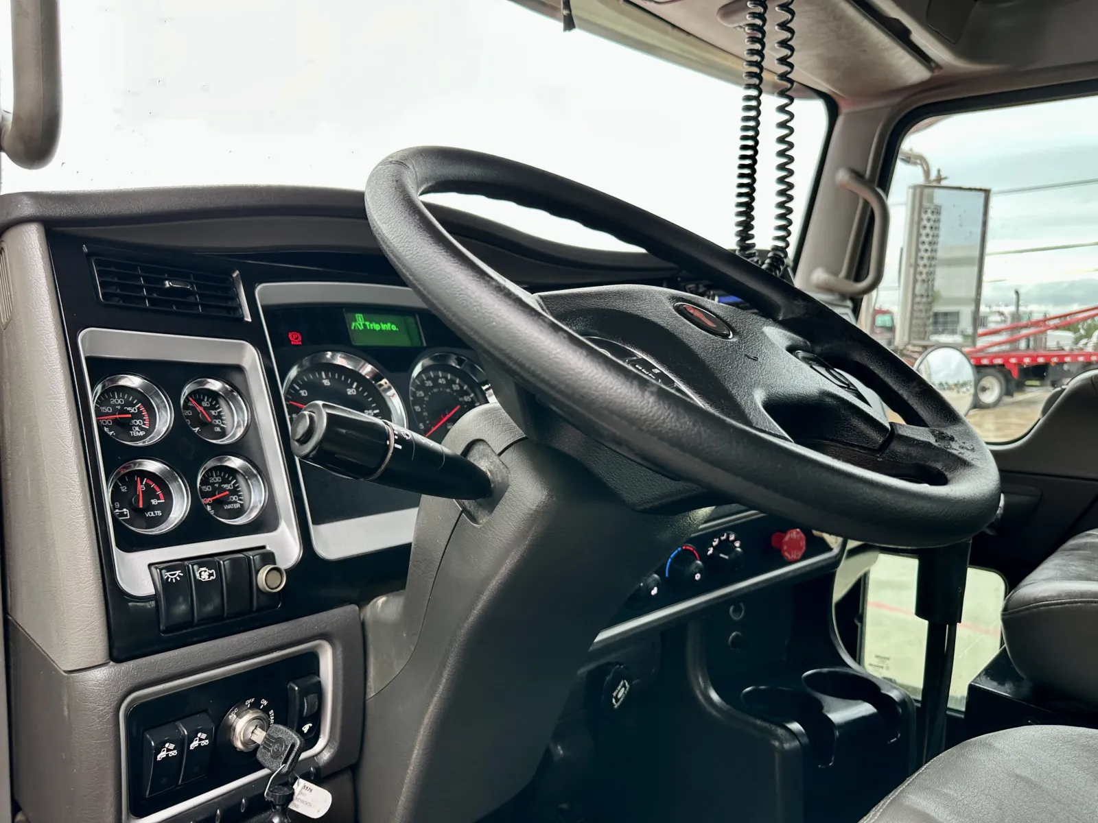 2011 Kenworth T800 — photo 15