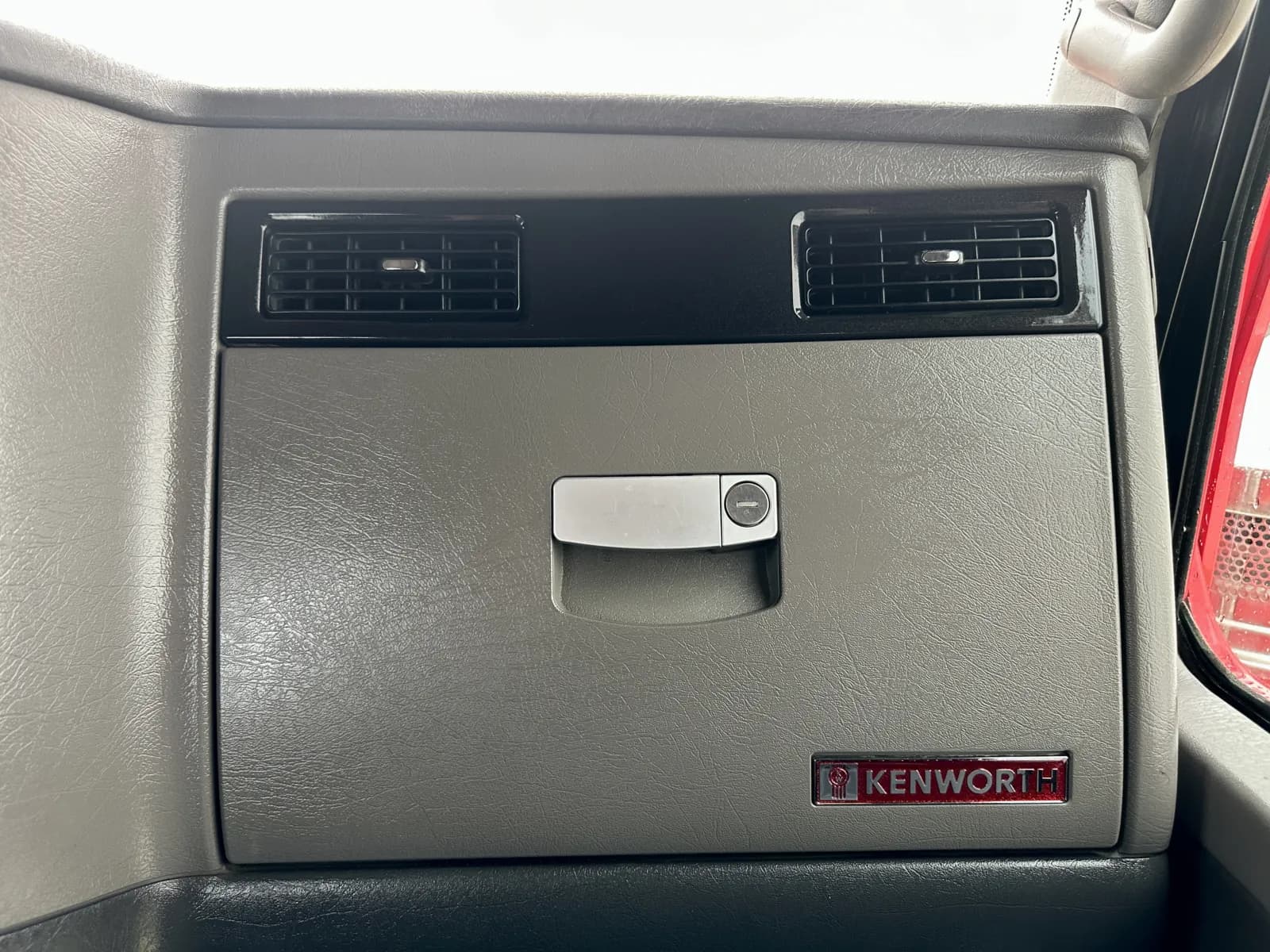 2011 Kenworth T800 — photo 19