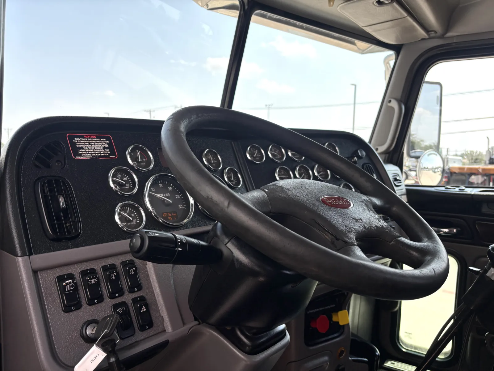 2020 Peterbilt 389 — photo 15