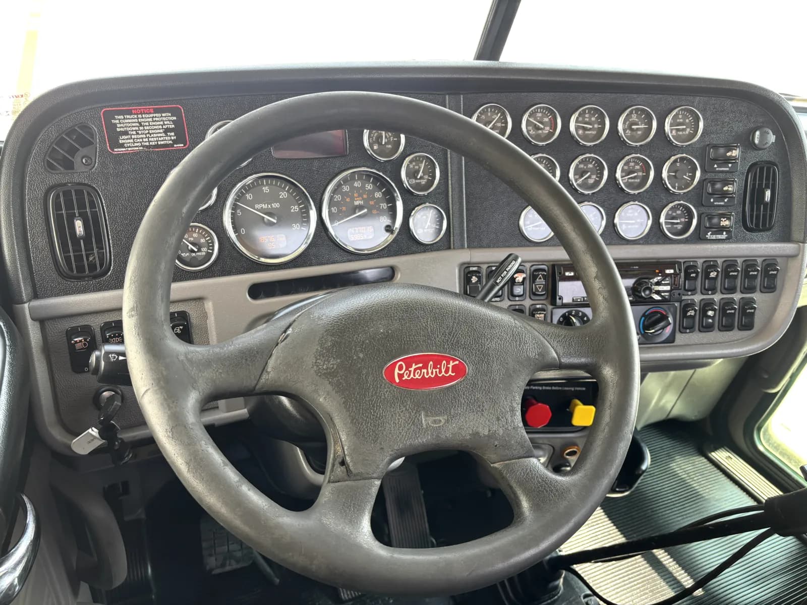 2020 Peterbilt 389 — photo 16