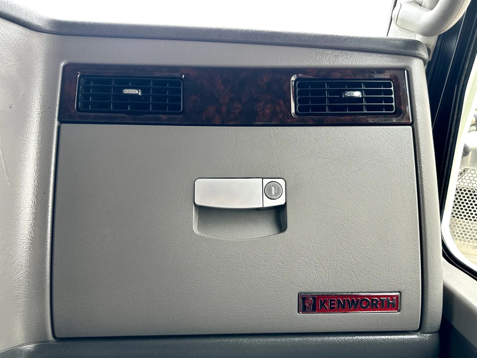 2023 Kenworth W900 — photo 19