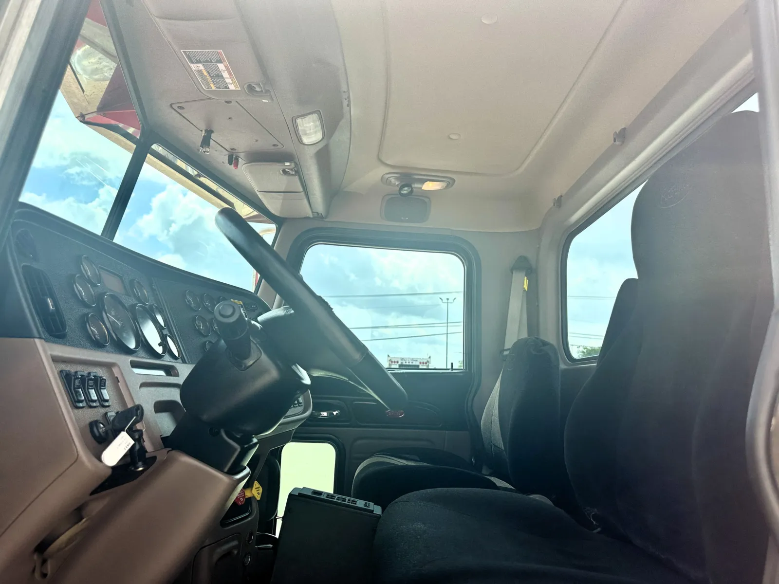 2017 Peterbilt 389 — photo 14