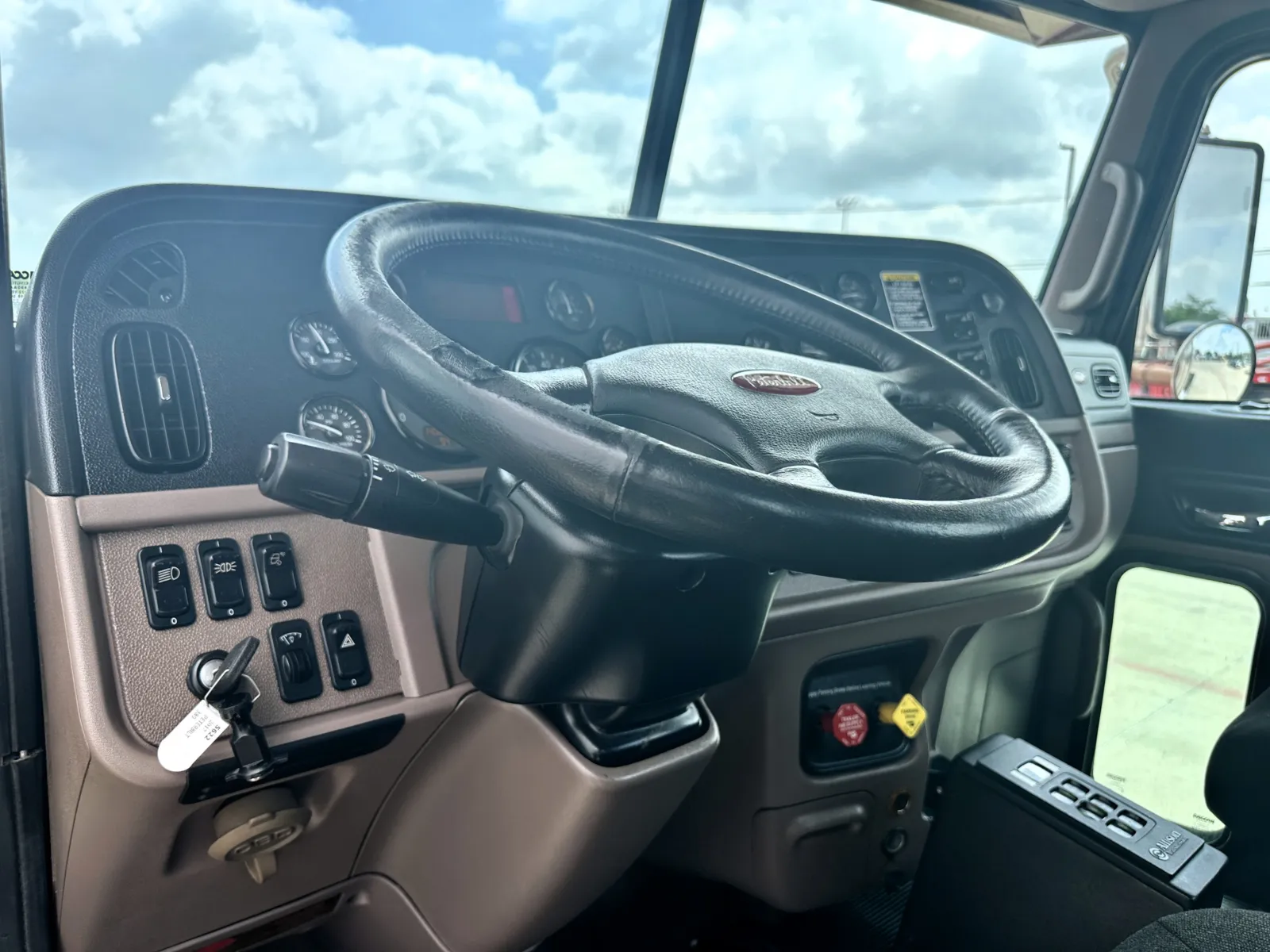2017 Peterbilt 389 — photo 15