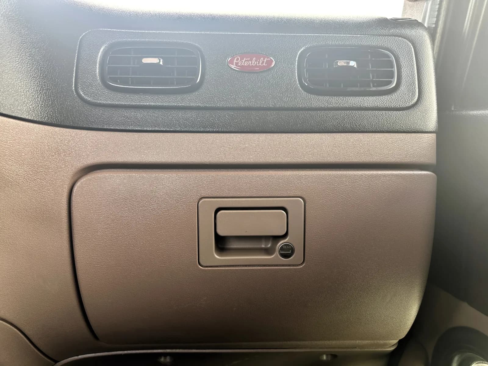 2017 Peterbilt 389 — photo 19