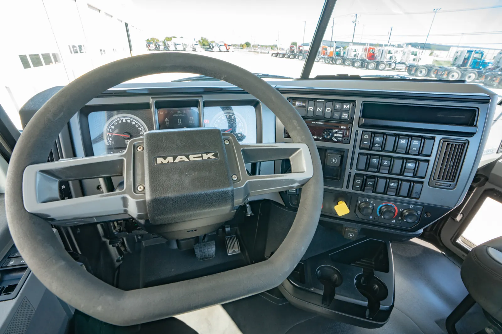 2019 Mack Pinnacle — photo 15