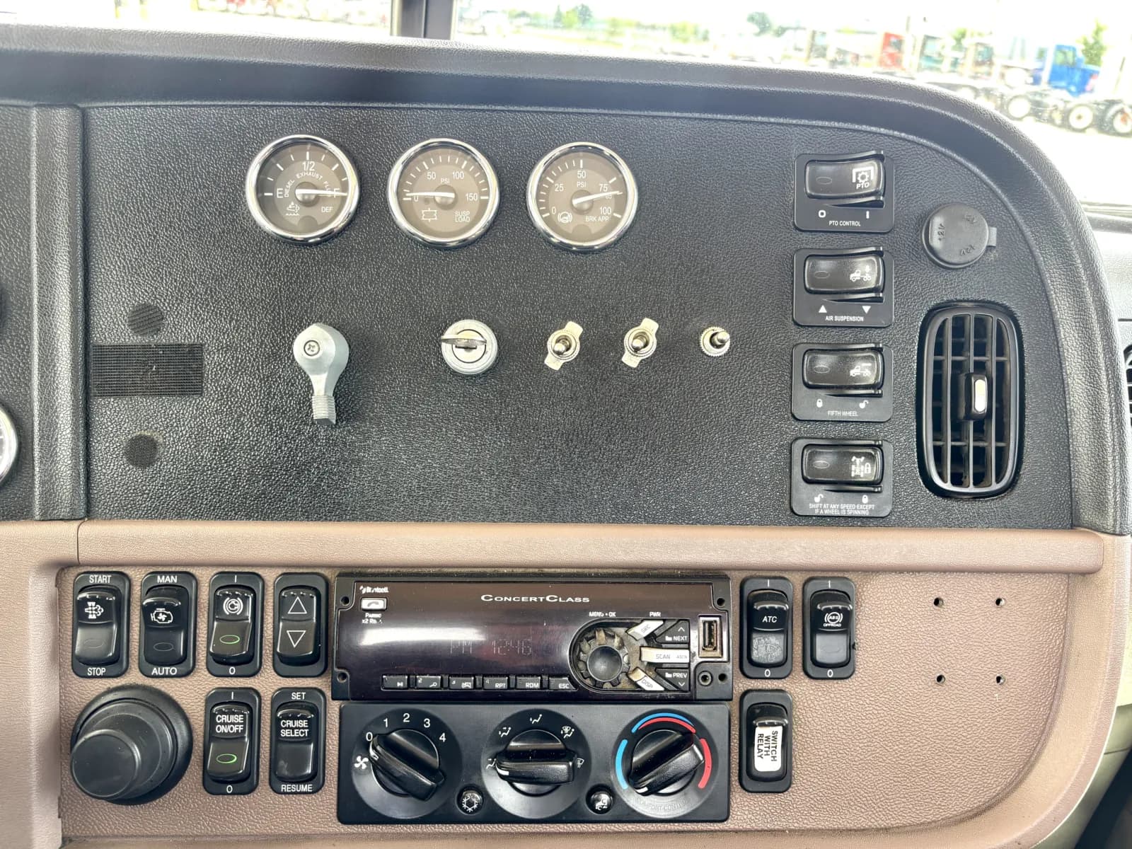 2018 Peterbilt 389 — photo 18