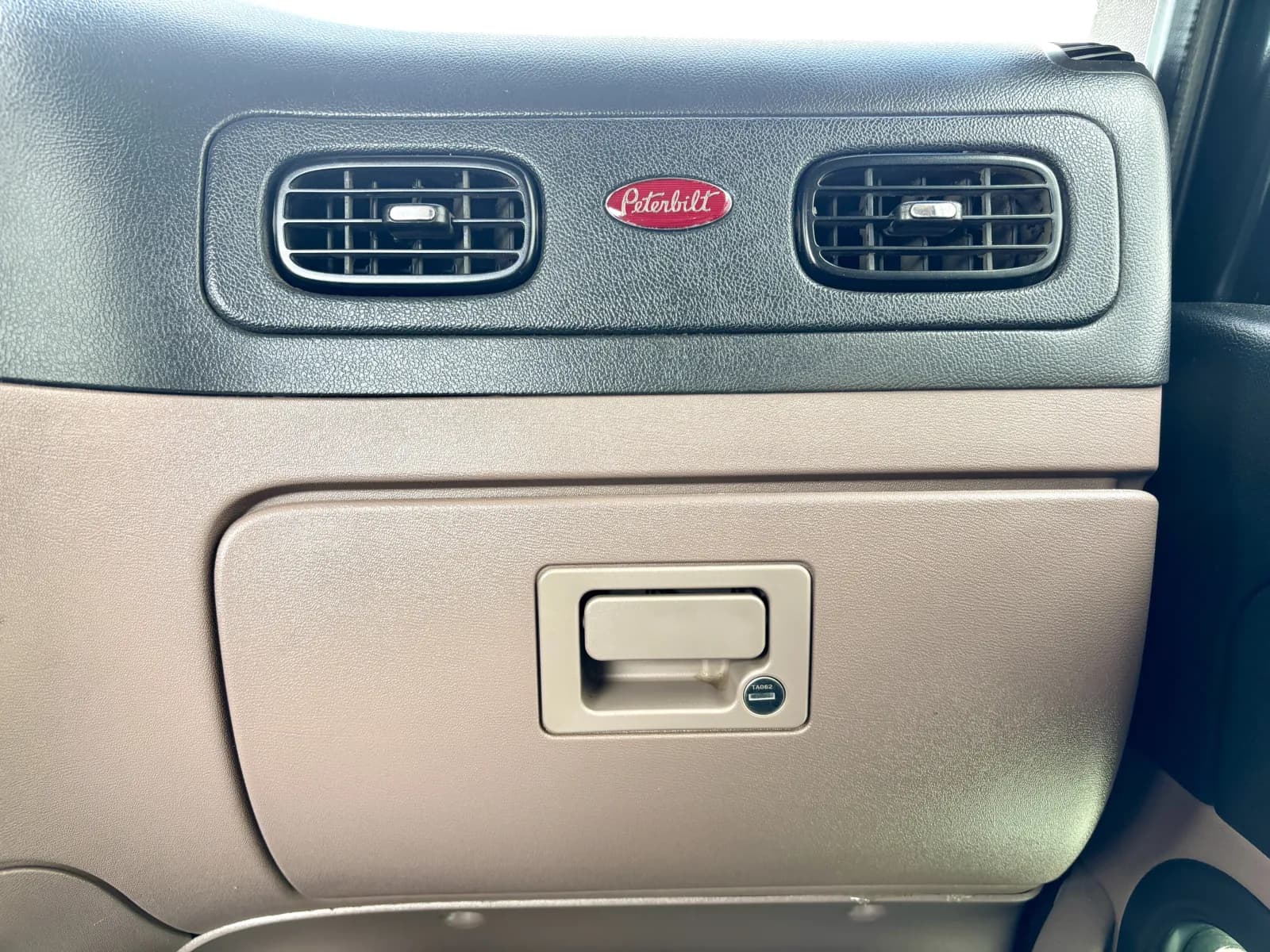 2018 Peterbilt 389 — photo 19