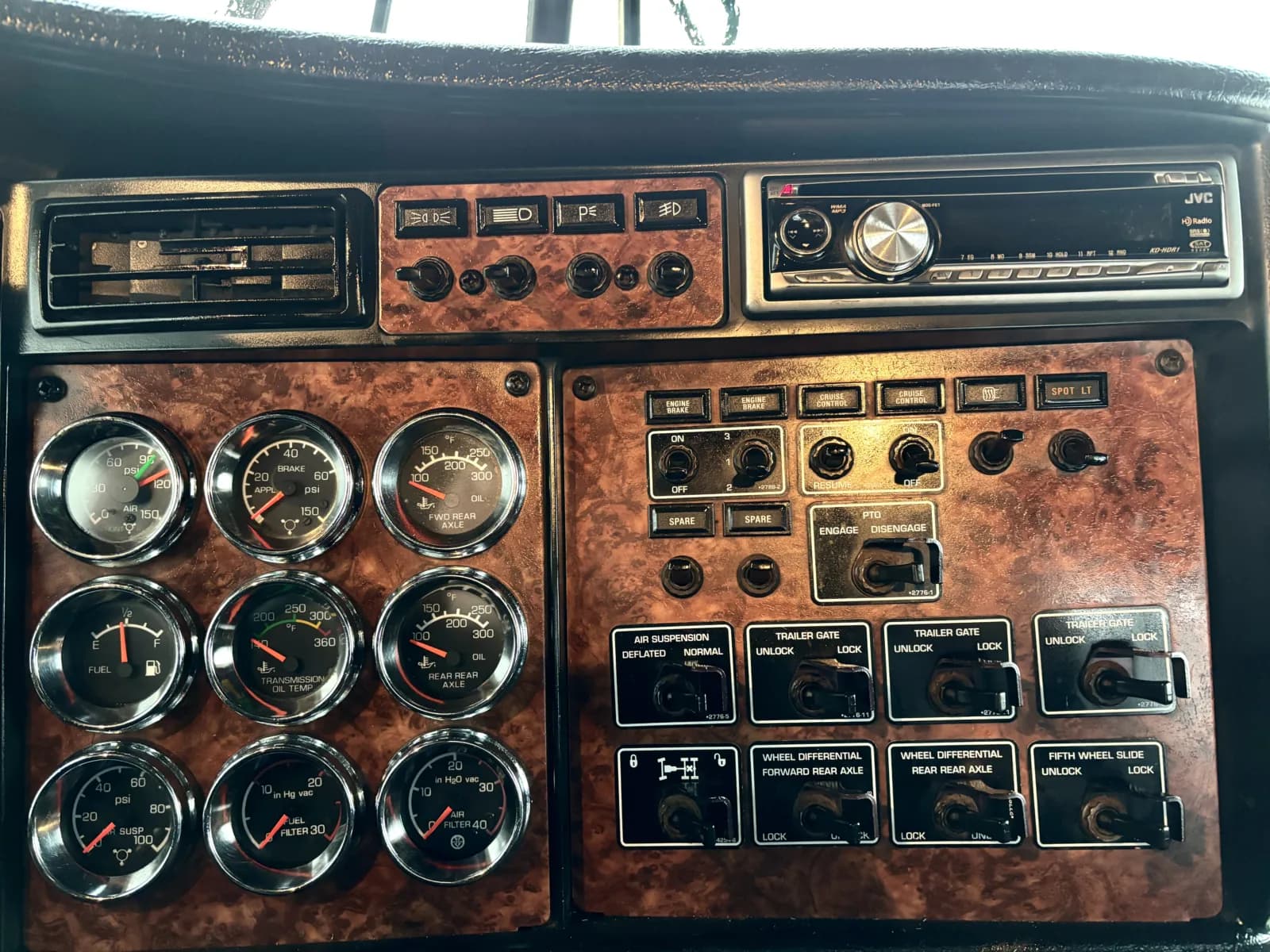 2004 Kenworth T800 — photo 18