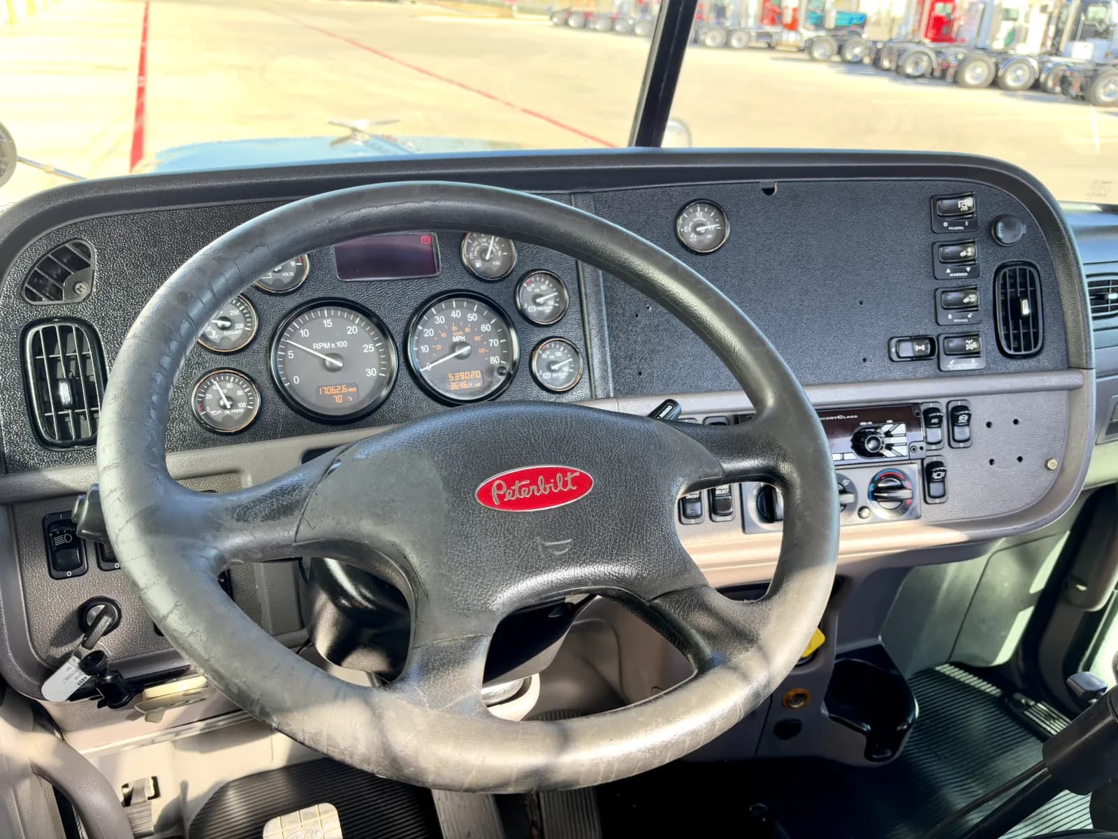 2018 Peterbilt 389 — photo 16