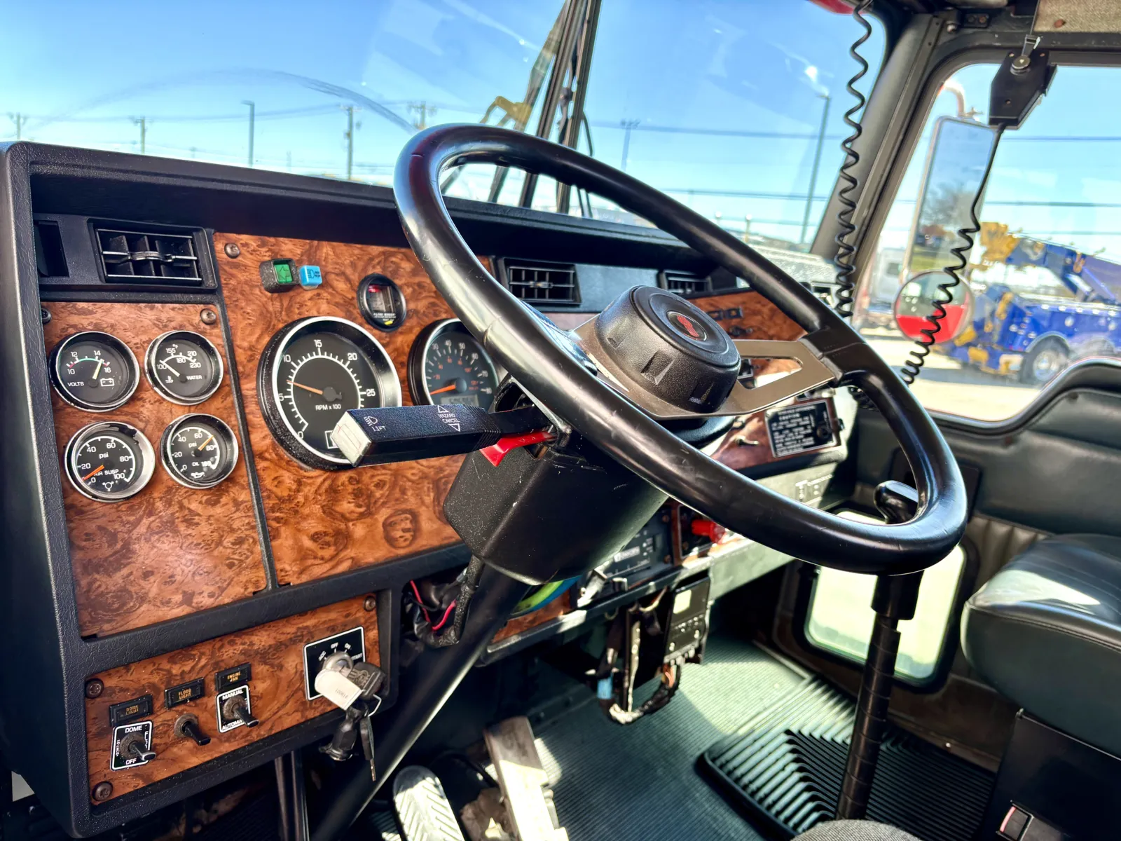 1999 Kenworth T800 — photo 15