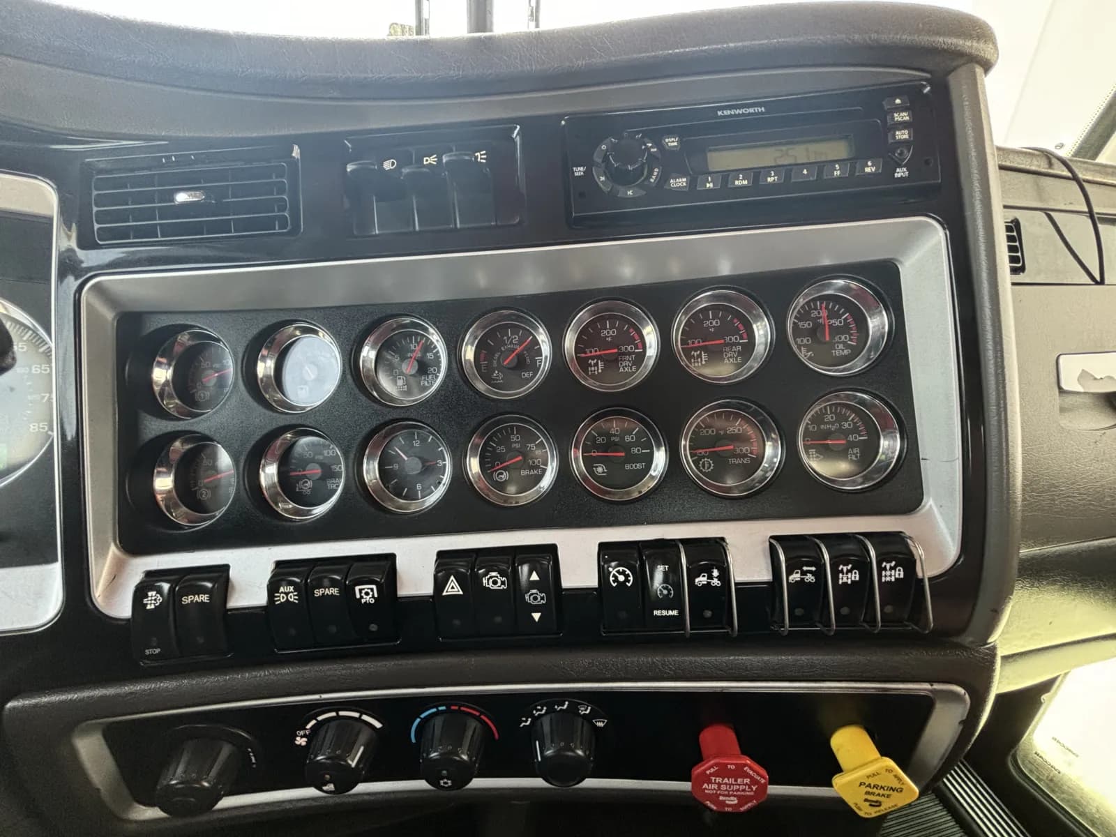 2011 Kenworth T800 — photo 17