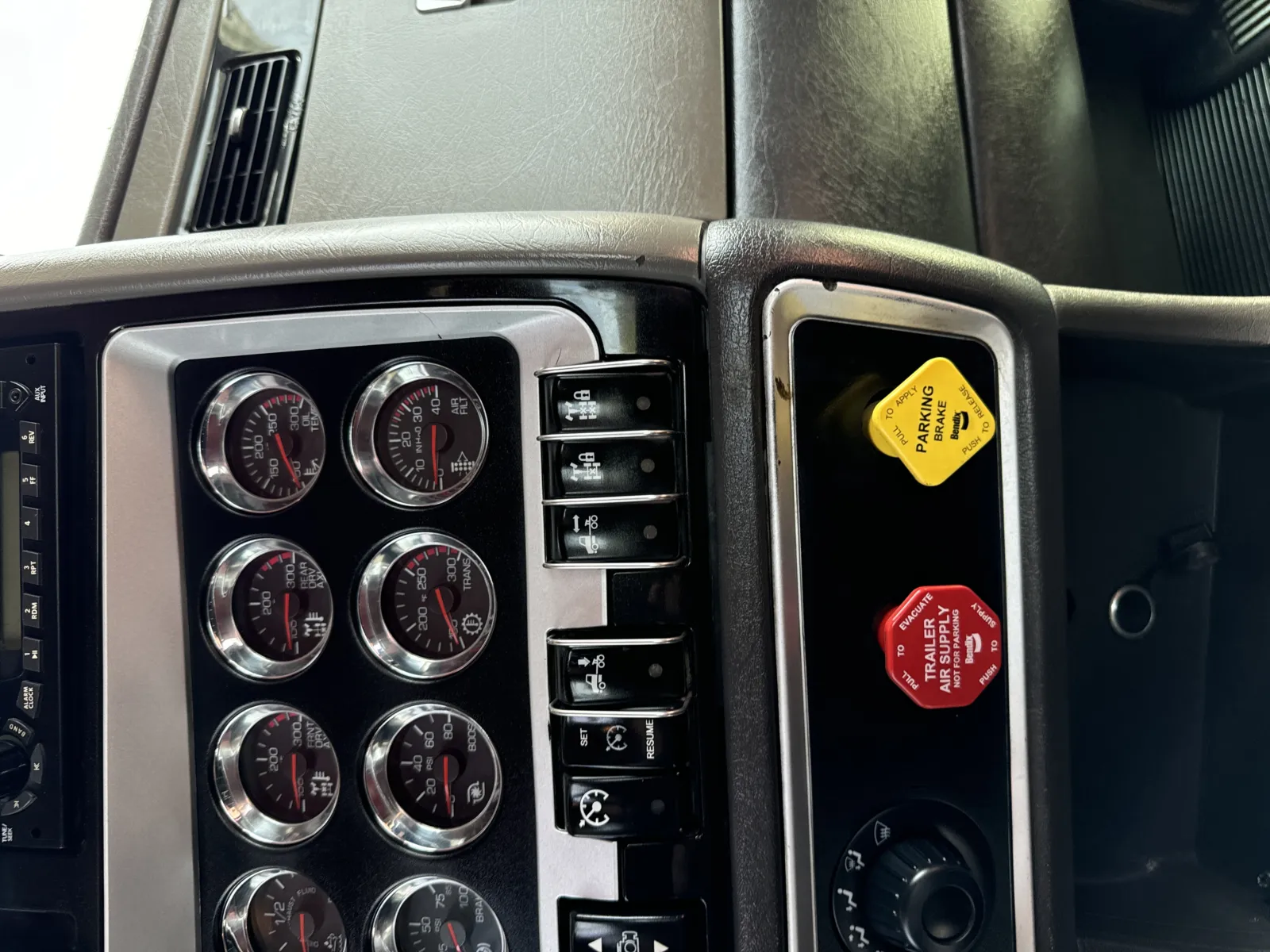 2011 Kenworth T800 — photo 18