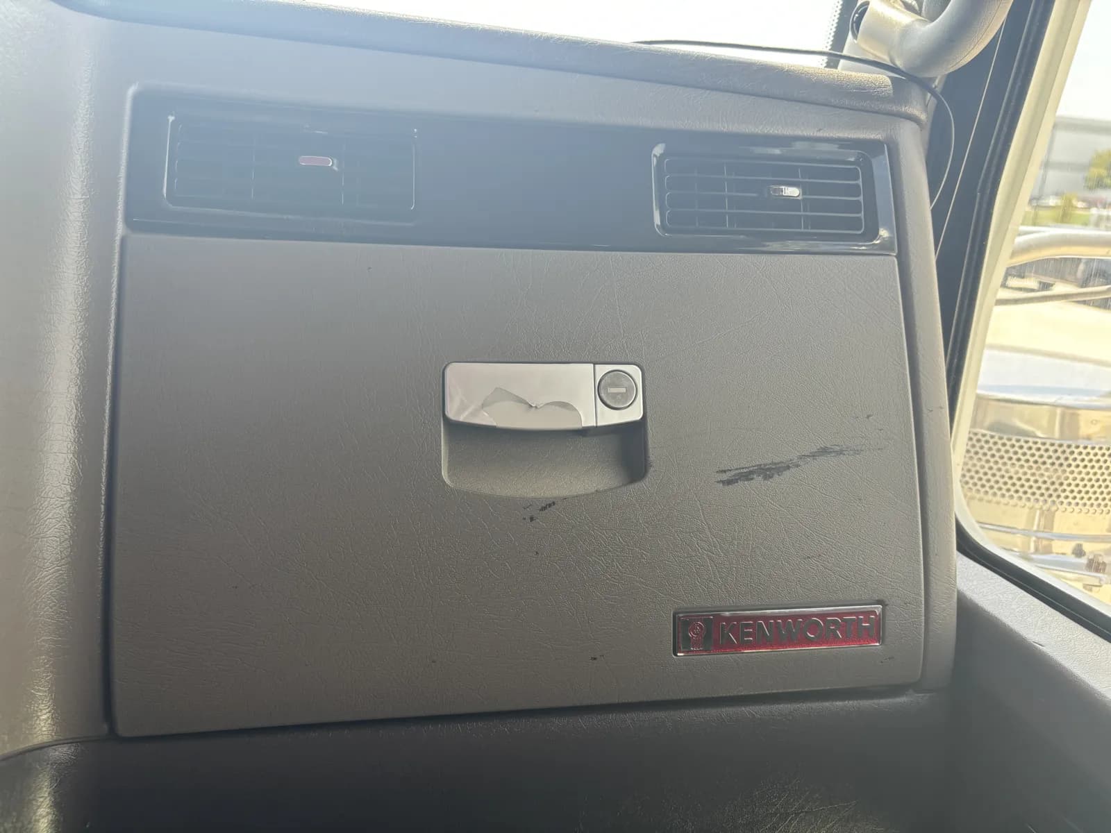 2011 Kenworth T800 — photo 19