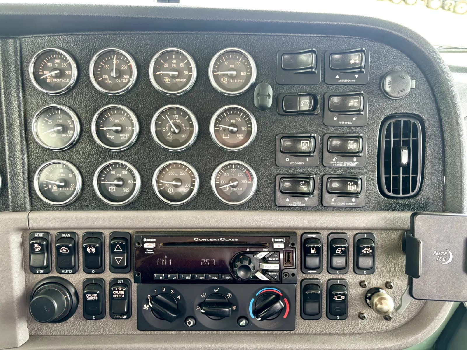 2019 Peterbilt 389 — photo 18