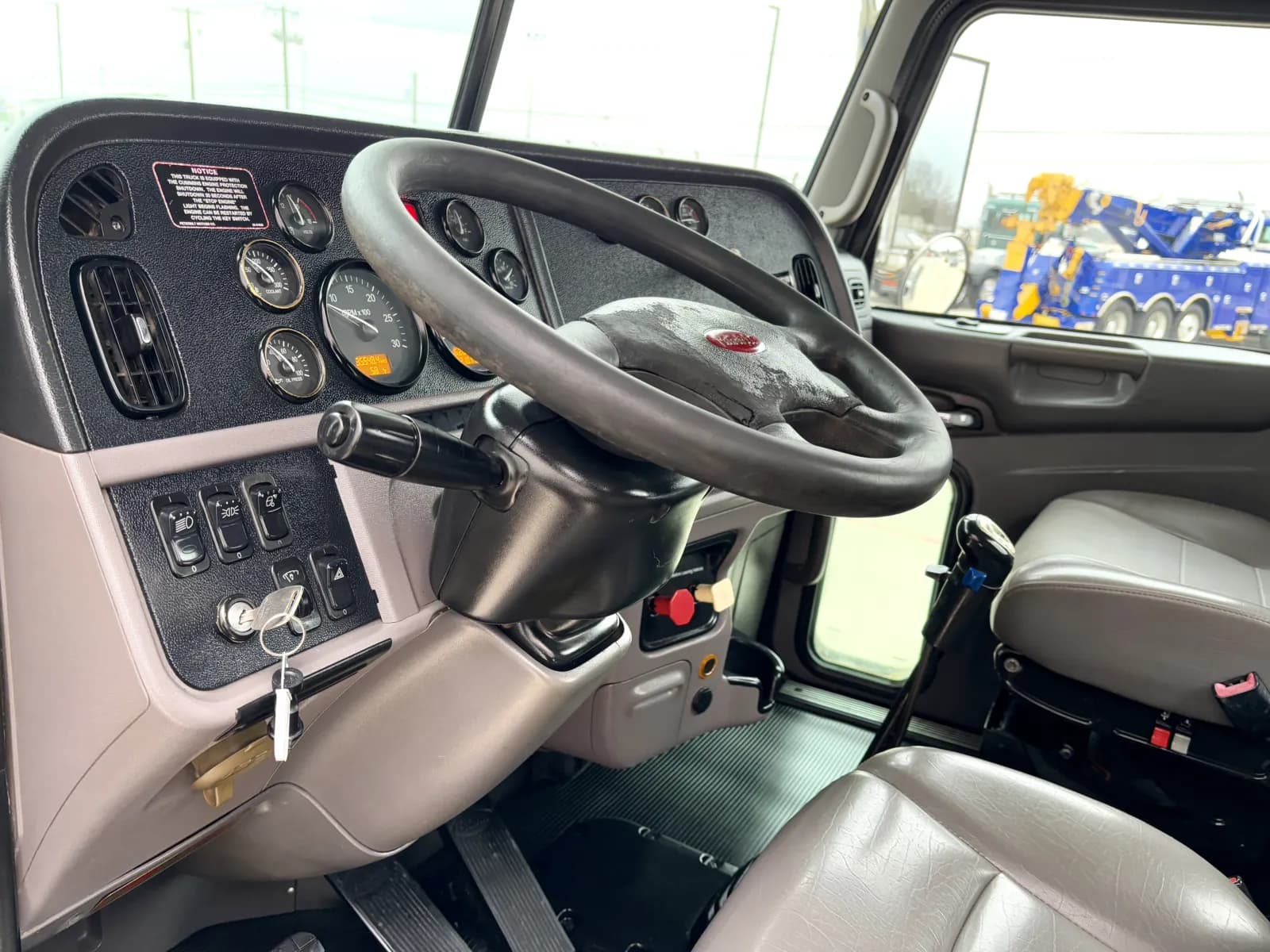 2014 Peterbilt 365 — photo 15