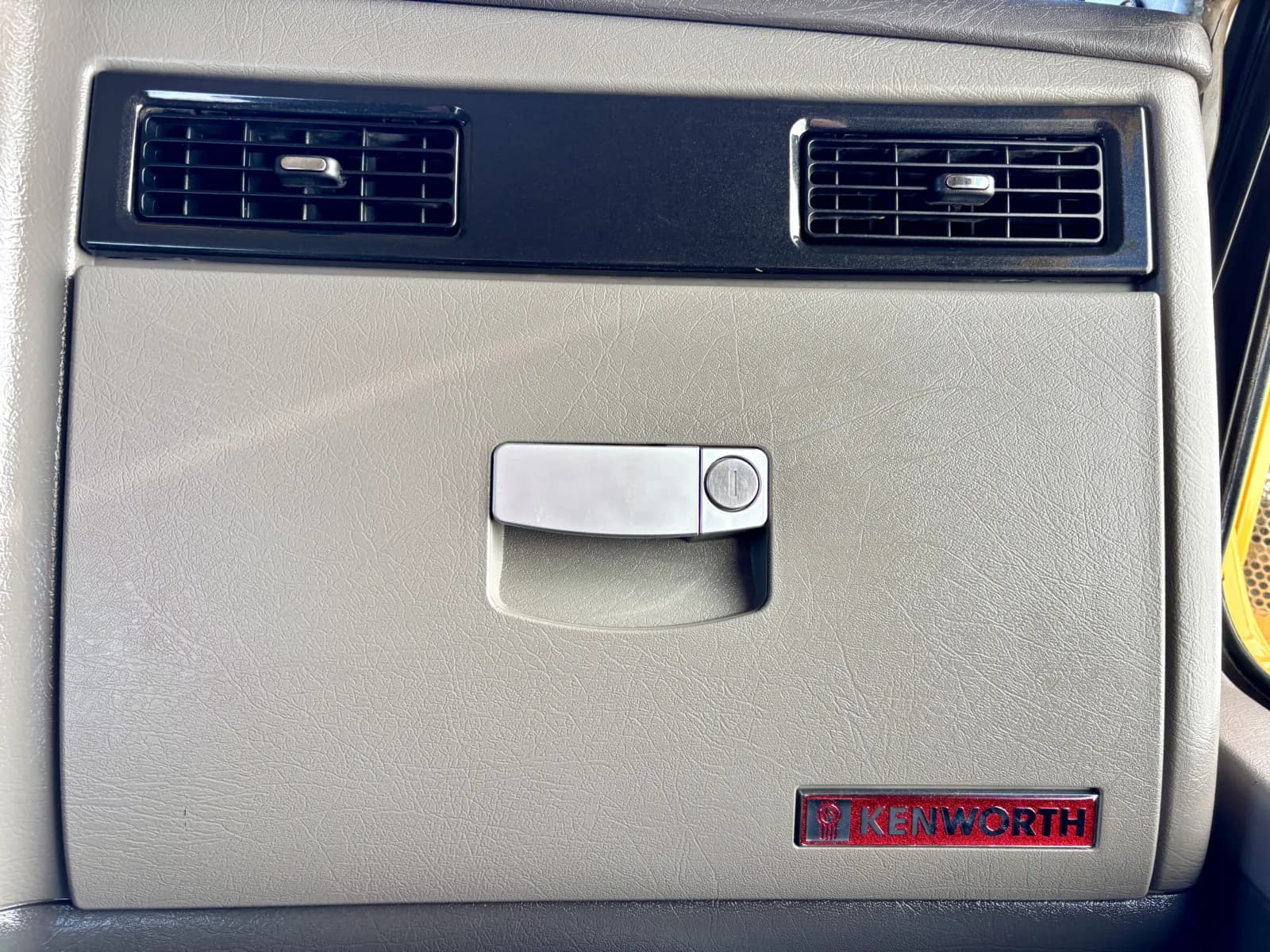 2013 Kenworth T800 — photo 19