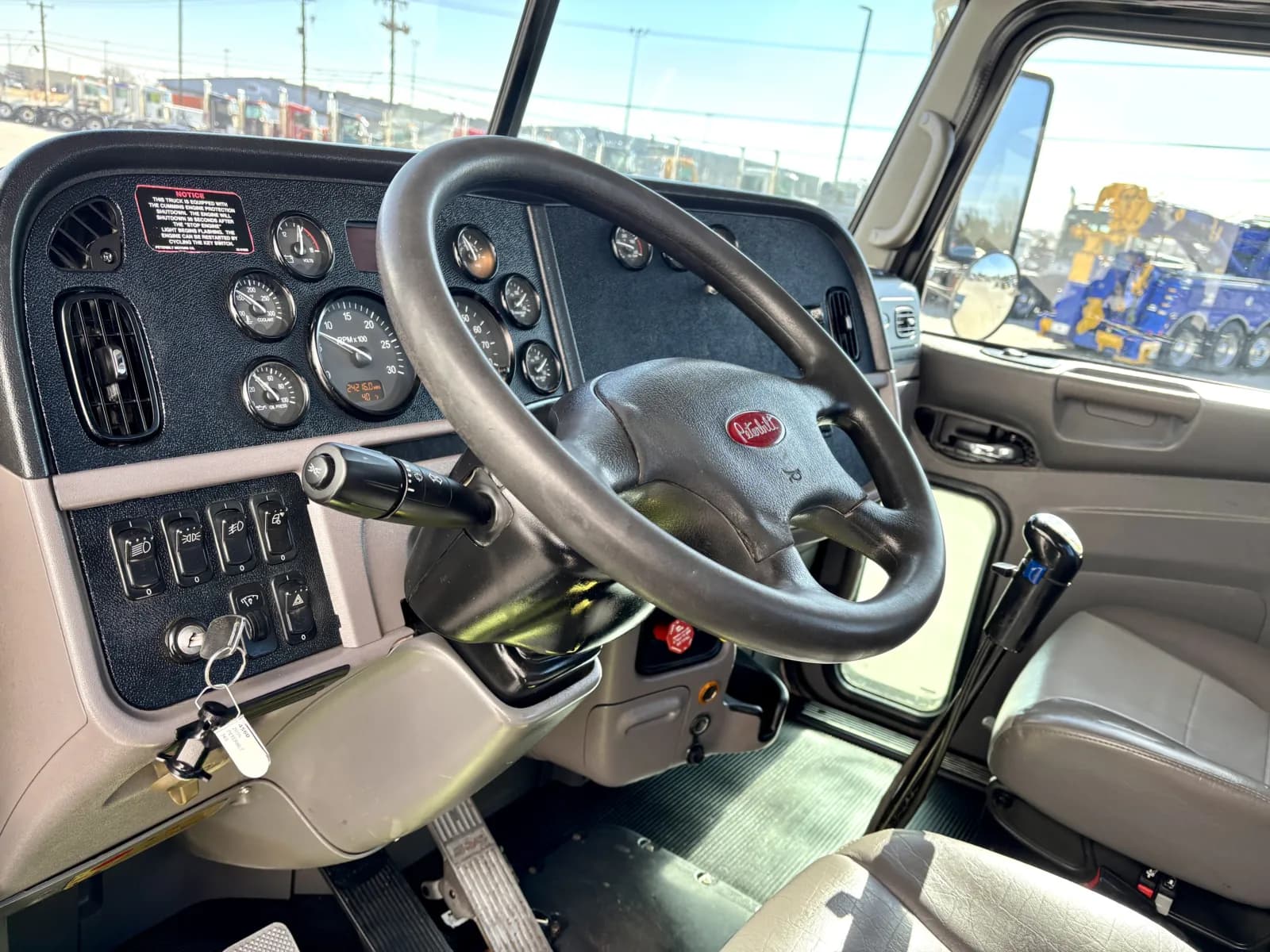 2016 Peterbilt 365 — photo 15