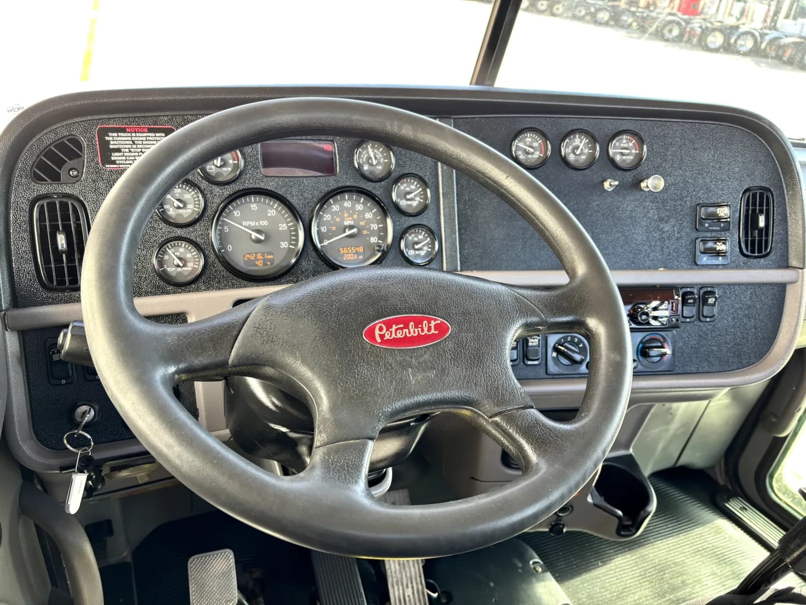 2016 Peterbilt 365 — photo 16